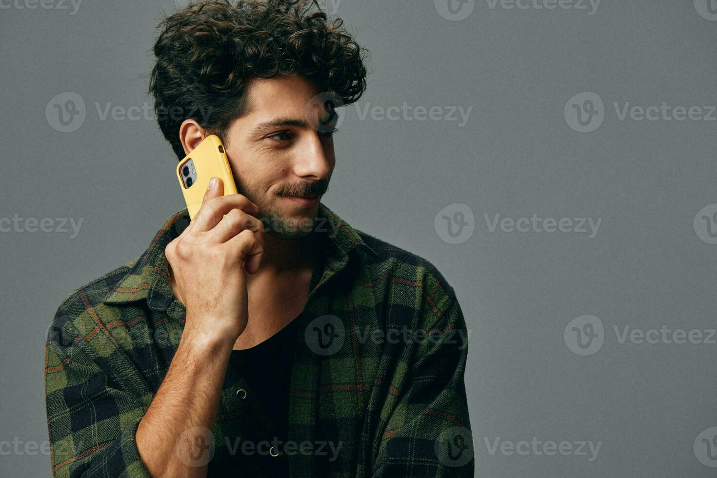 testa uomo sfondo contento bello tecnologia persona grigio studio blu stile di vita elegante Telefono Sorridi foto