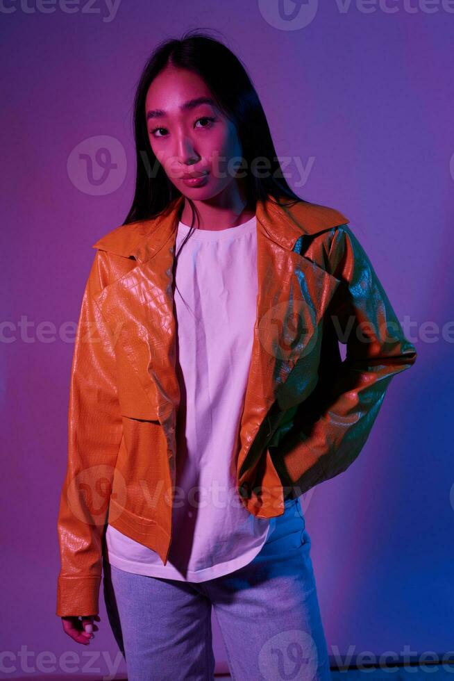 concetto donna di moda leggero Fumo colorato arte alla moda corpo ritratto giovane neon viola foto