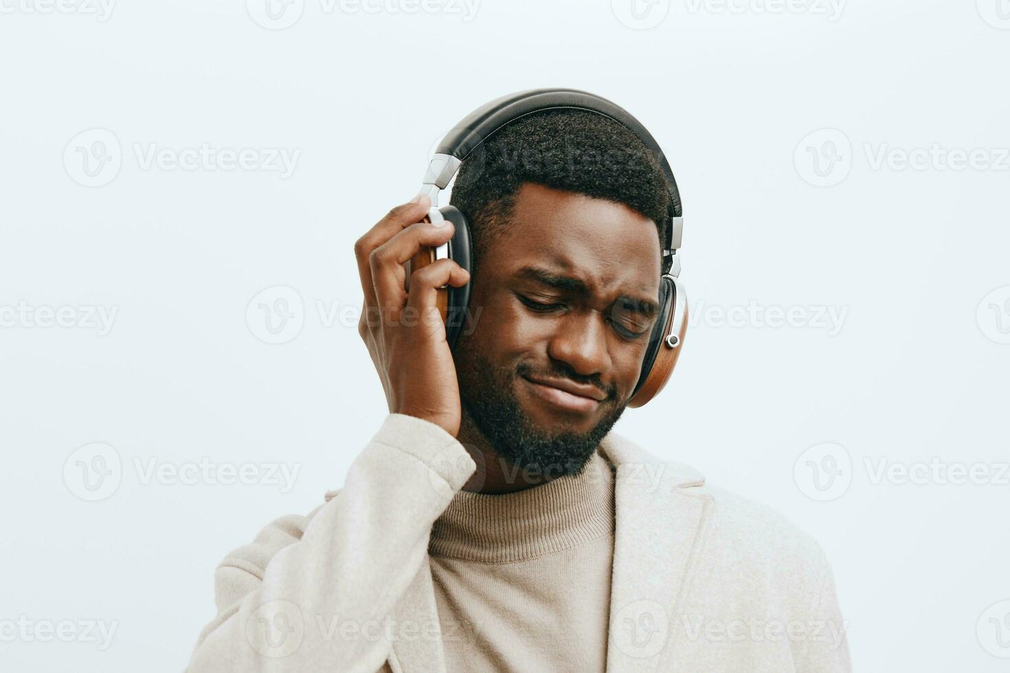 dj uomo nero ritratto sfondo isolato positivo africano americano moda tipo cuffie musica foto