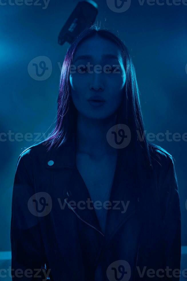 donna blu concetto viola neon di moda ritratto foto