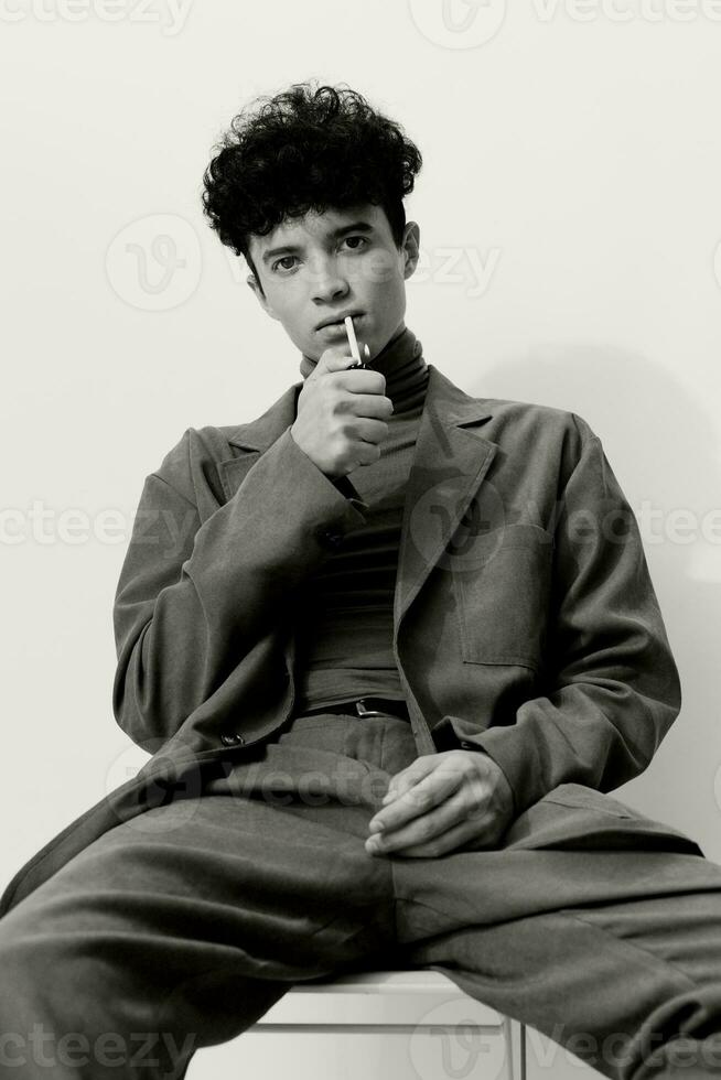 bellissimo uomo bianca nero seduta stile bello fumo ritratto sigaretta moda fricchettone alunno e riflessivo foto