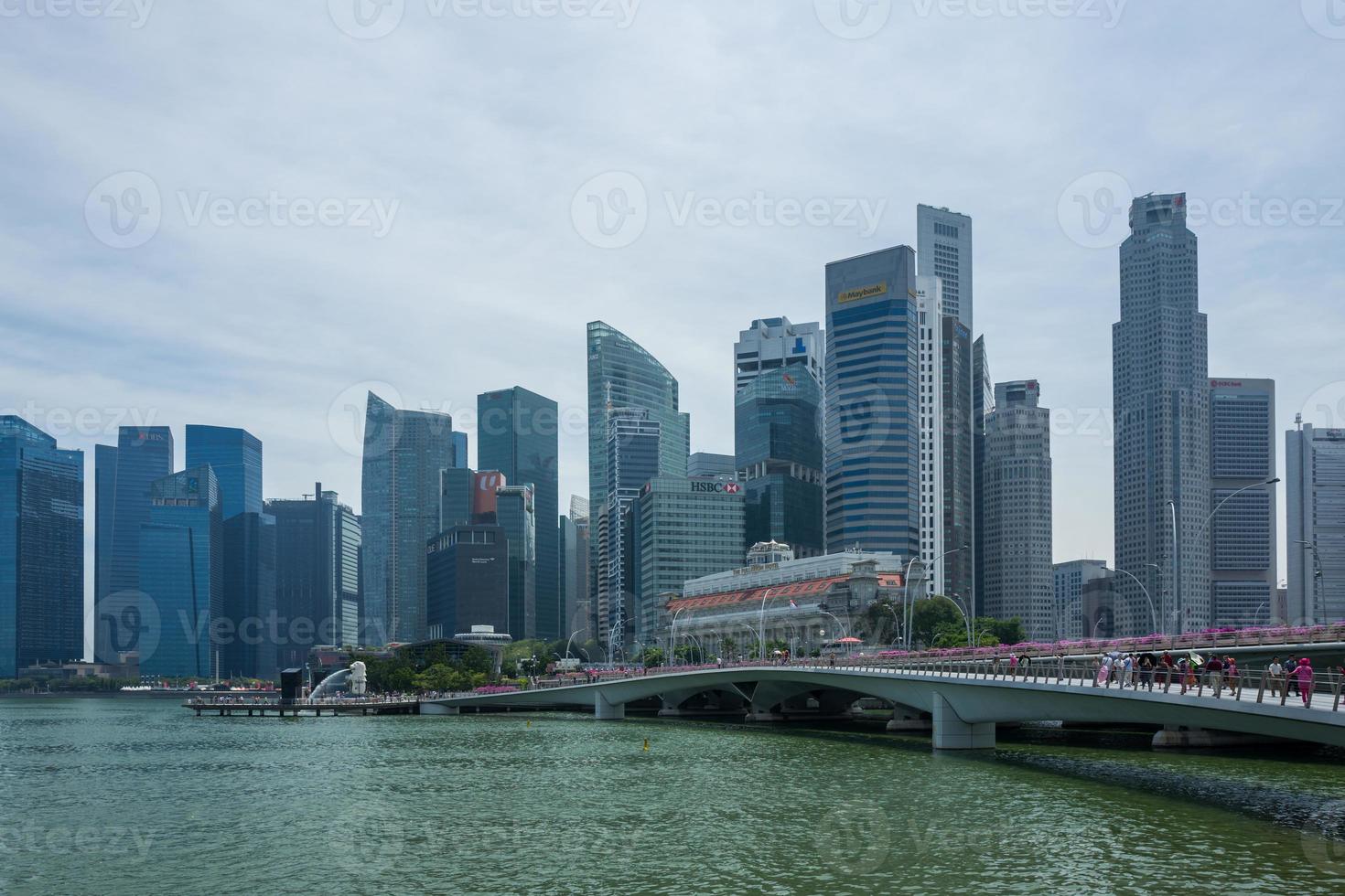 grattacieli a singapore in una giornata di sole foto