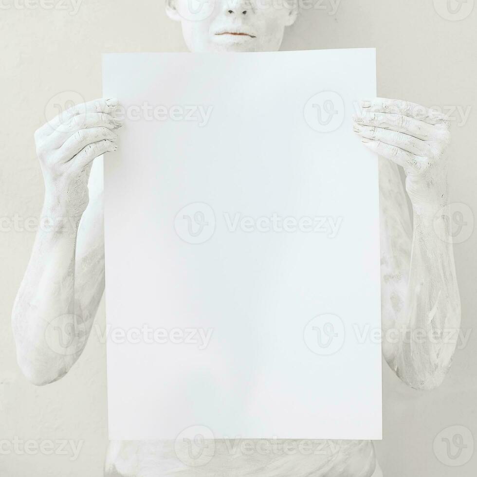 vuoto design manifesto modello. donna coperto con bianca dipingere Tenere un' carta. messa a fuoco su mani. foto