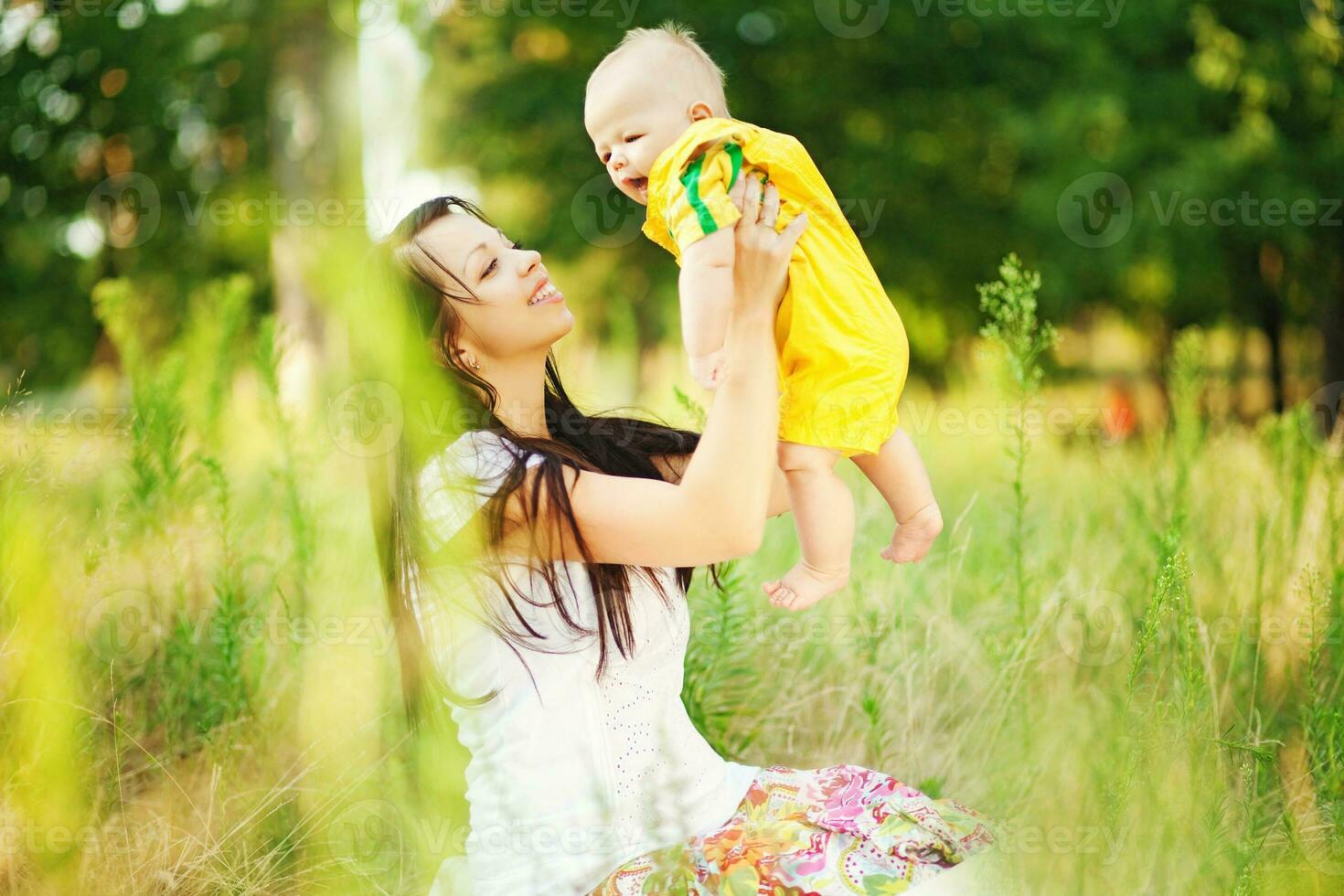 madre e figlio nel il parco foto