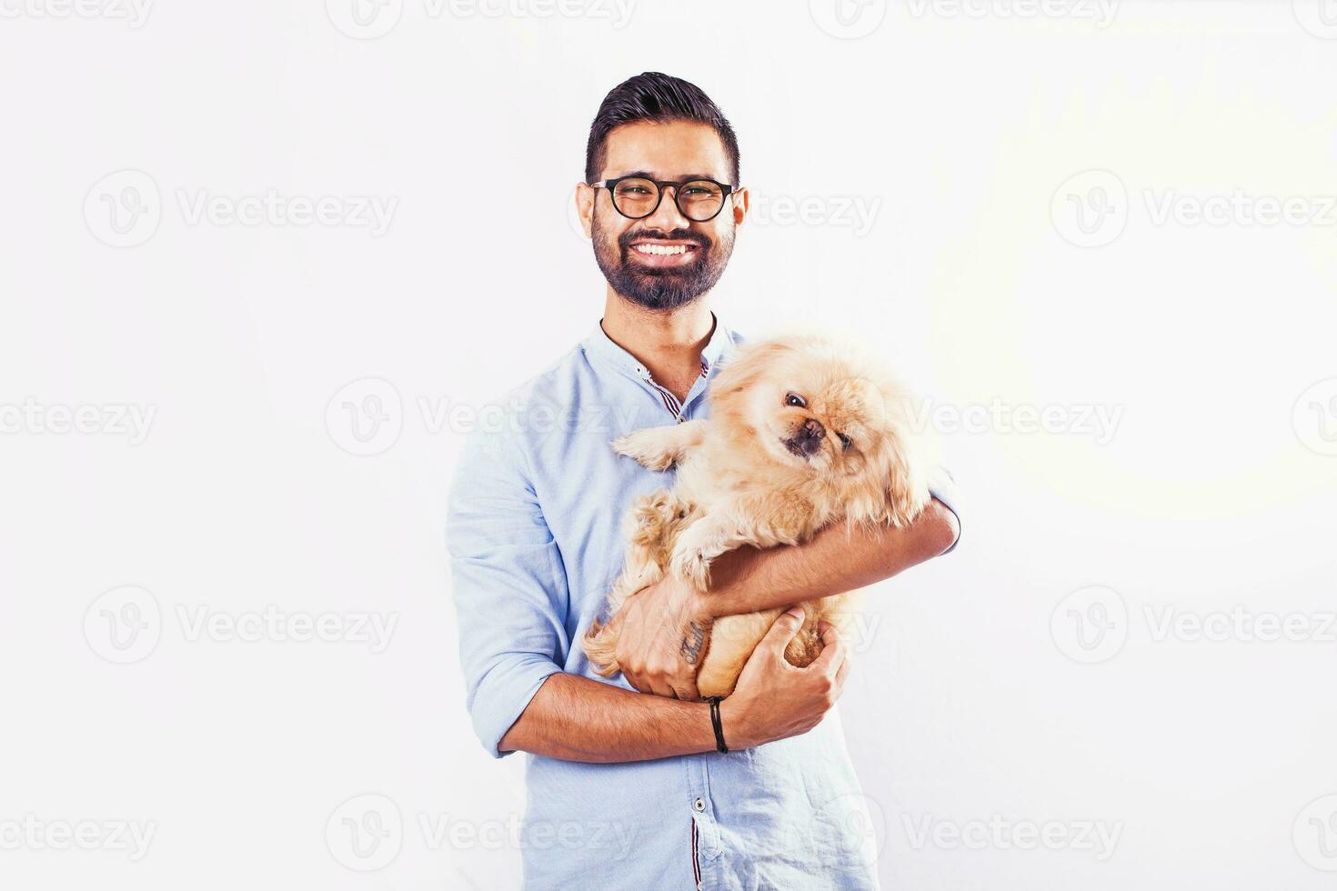 un' uomo con bicchieri Tenere un' cane foto