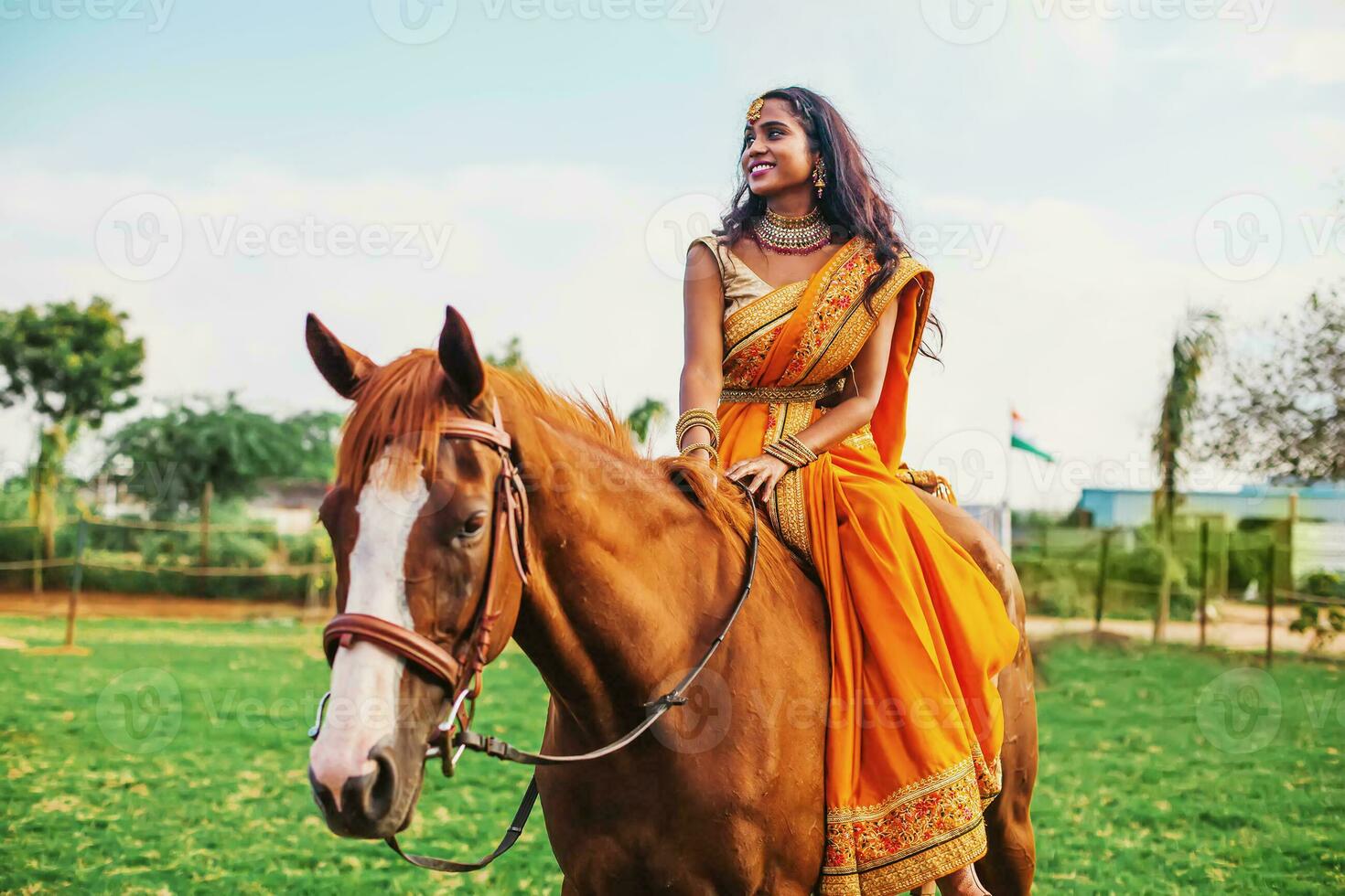 bellissimo indiano donna su il cavallo foto