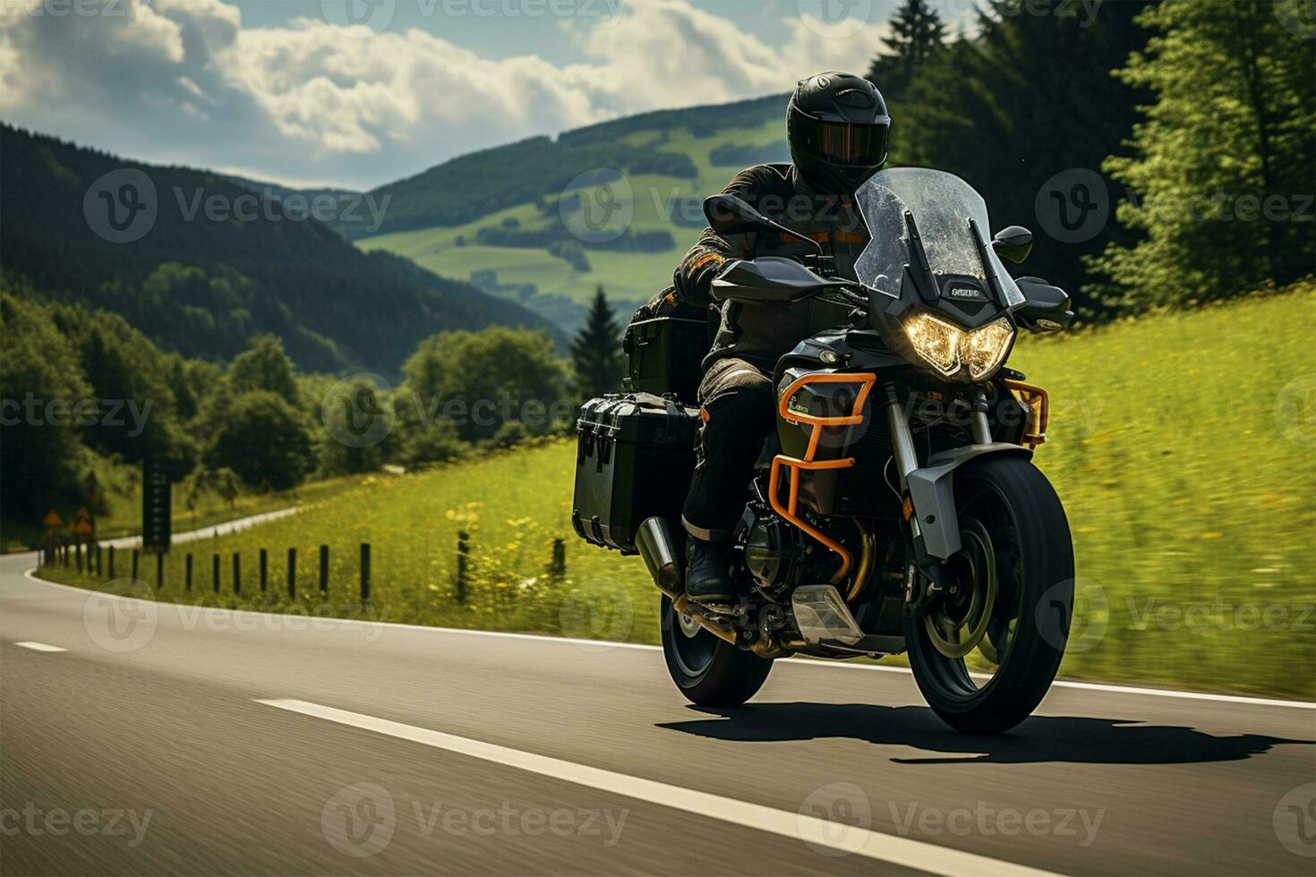 motociclo autista su un alpino autostrada senza pedaggio foto