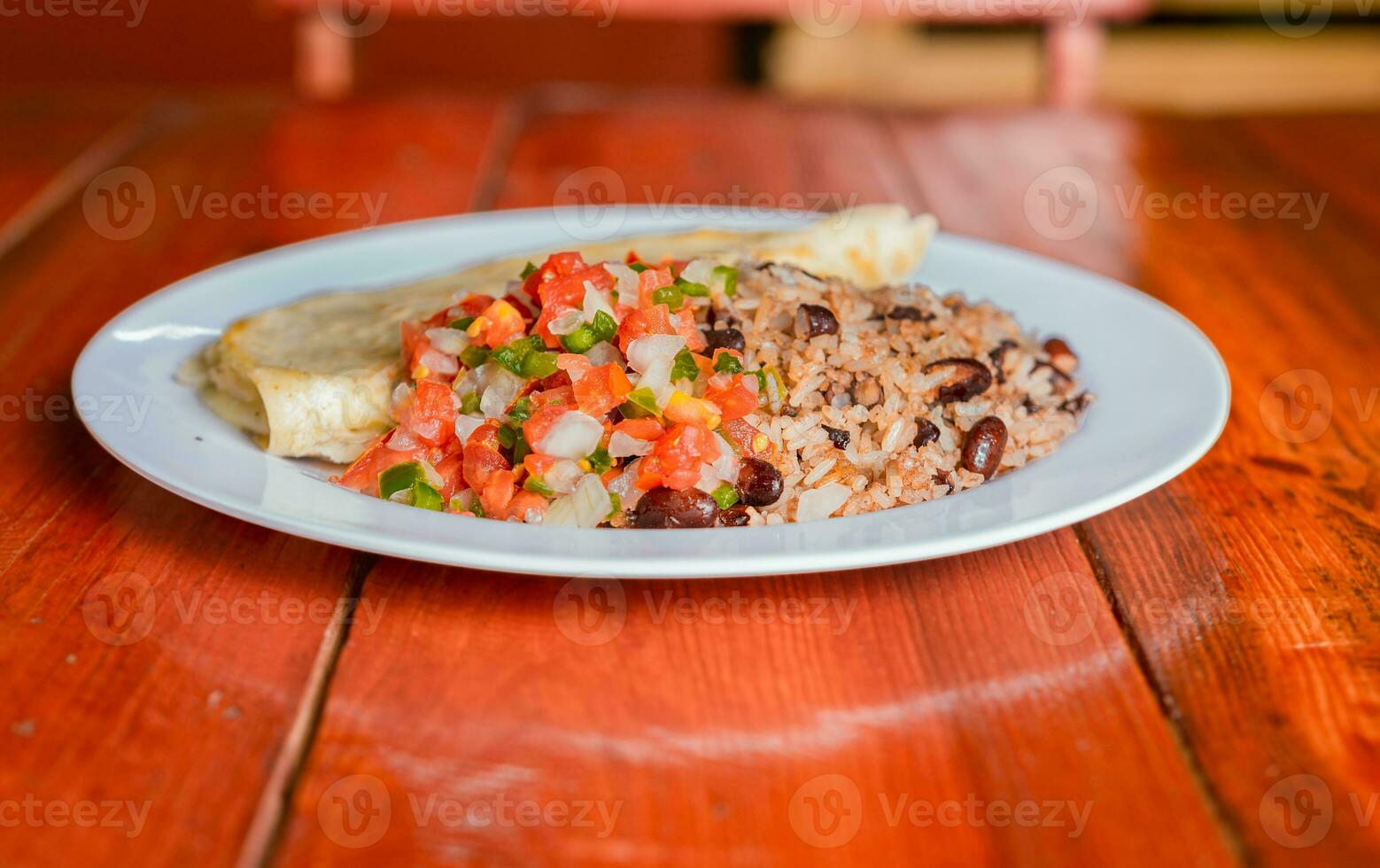 tradizionale gallo pinto pasto con pico de gallo e quesillo servito, gallopinto piatto con quesillo e pico de gallo su di legno tavolo foto