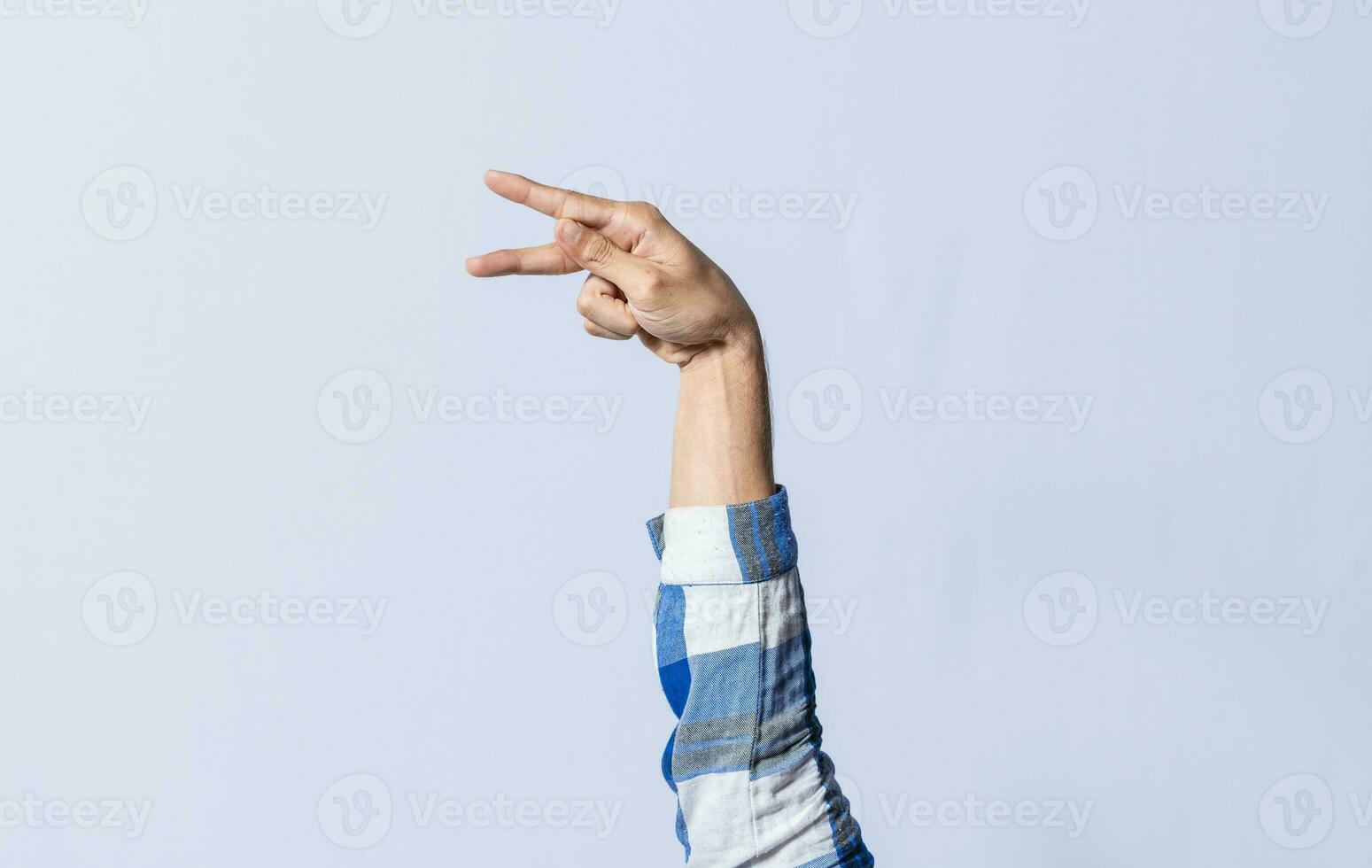 mano Esprimere a gesti il lettera p nel cartello linguaggio su un isolato sfondo. dell'uomo mano Esprimere a gesti il lettera p di il alfabeto isolato. lettera p di il alfabeto nel cartello linguaggio foto