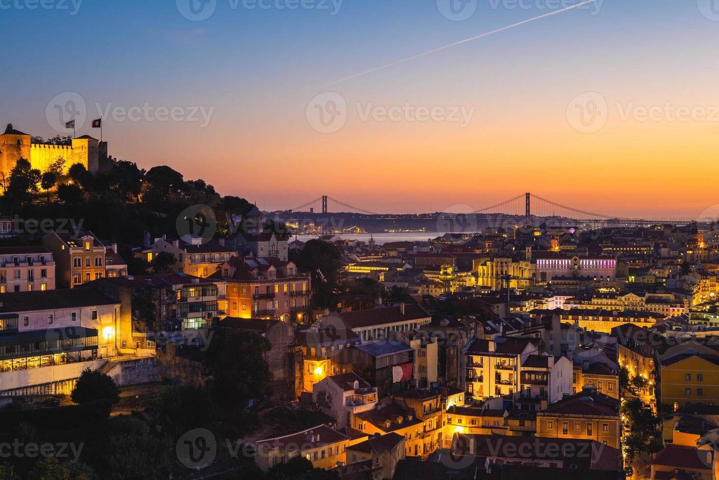 vista notturna di lisbona e castello di san giorgio in portogallo foto