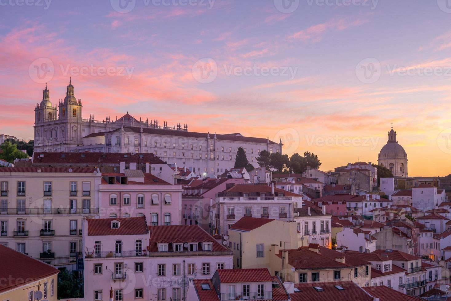 skyline del distretto di alfama a lisbona, la capitale del portogallo foto
