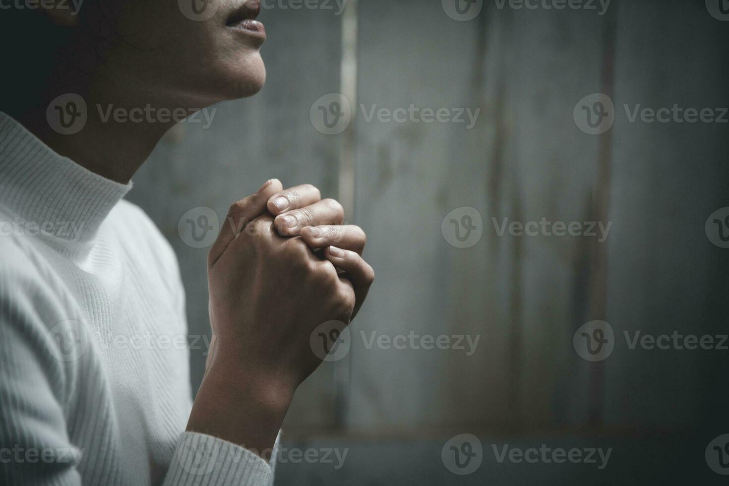 mani in preghiera. la terapia eucaristica benedica dio aiutando a pentirsi cattolica pasqua prestata mente prega. sfondo del concetto di religione cristiana. foto