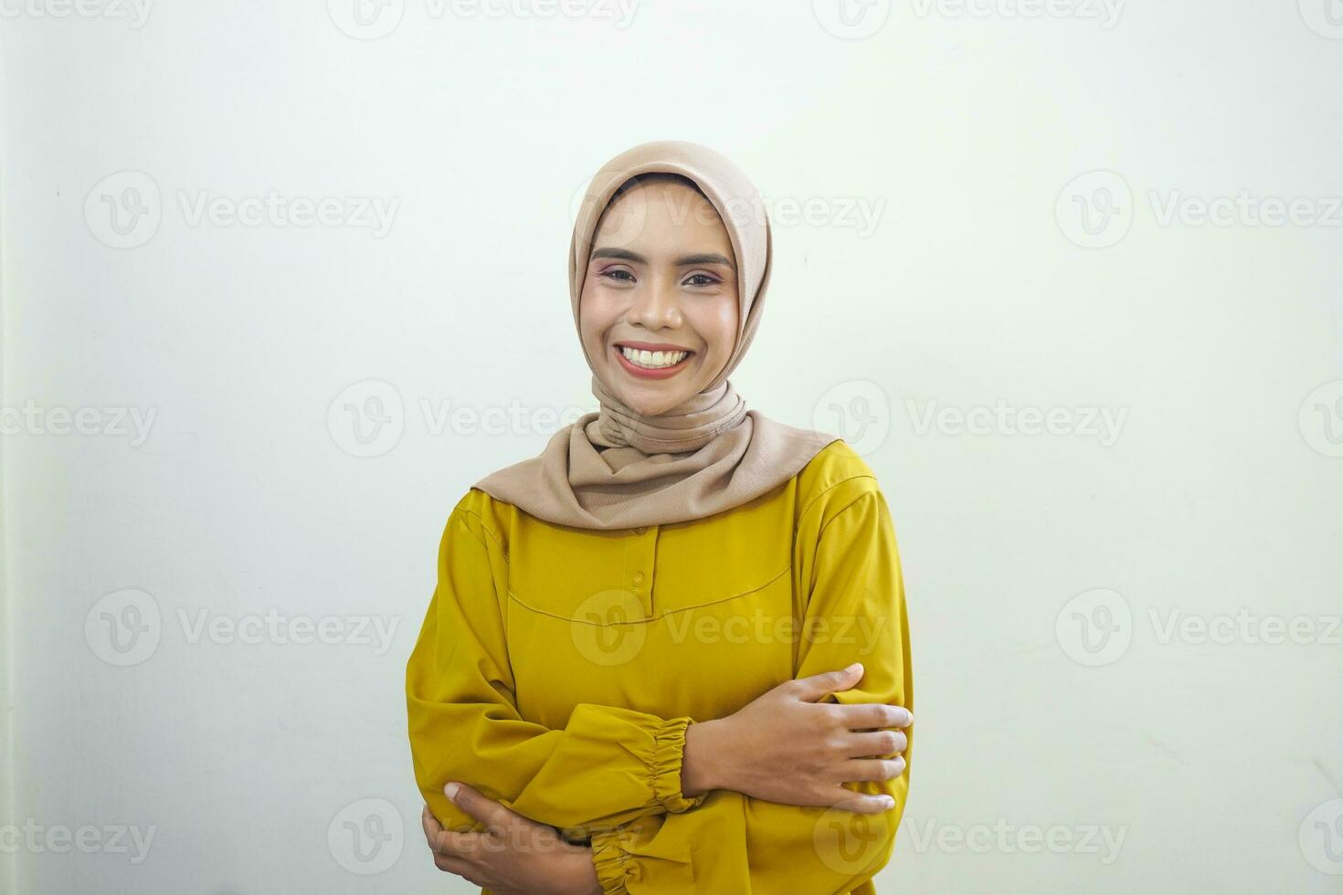 sorridente giovane asiatico musulmano donna si sente fiducioso e gioioso isolato al di sopra di bianca sfondo foto
