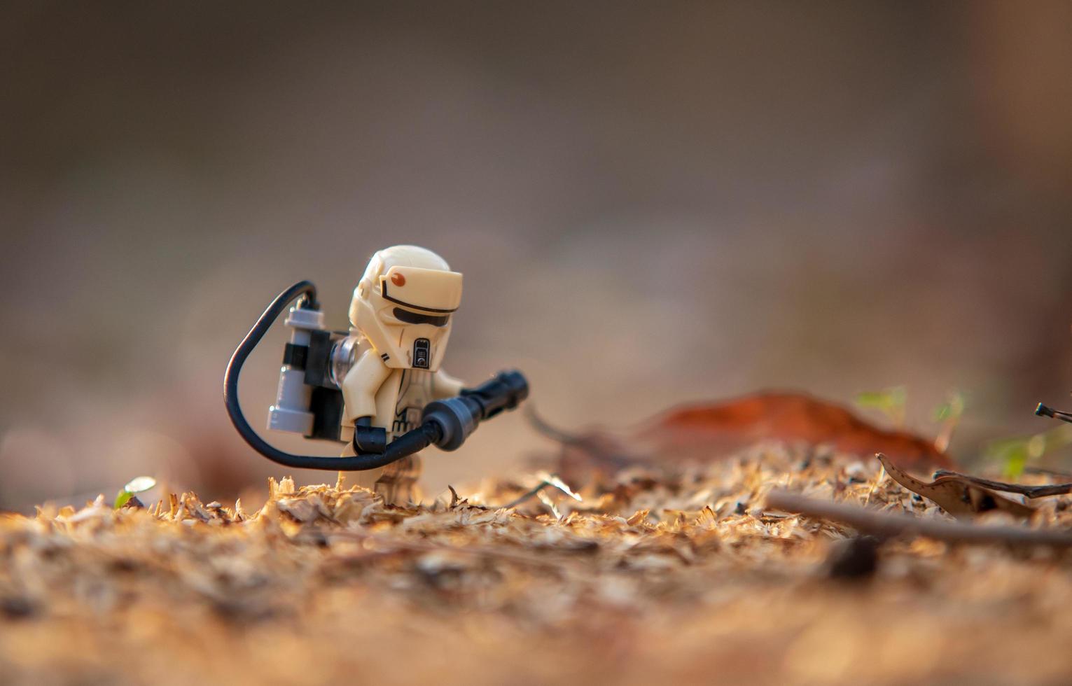 varsavia, polonia, aprile 2019 - lego star wars mini-figure sandtrooper foto