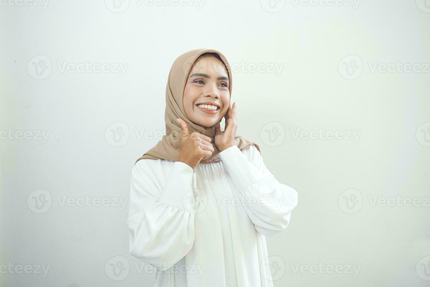 bellissimo sorridente asiatico donna nel bianca casuale mostrando pollici su gesto con mano isolato al di sopra di bianca sfondo foto