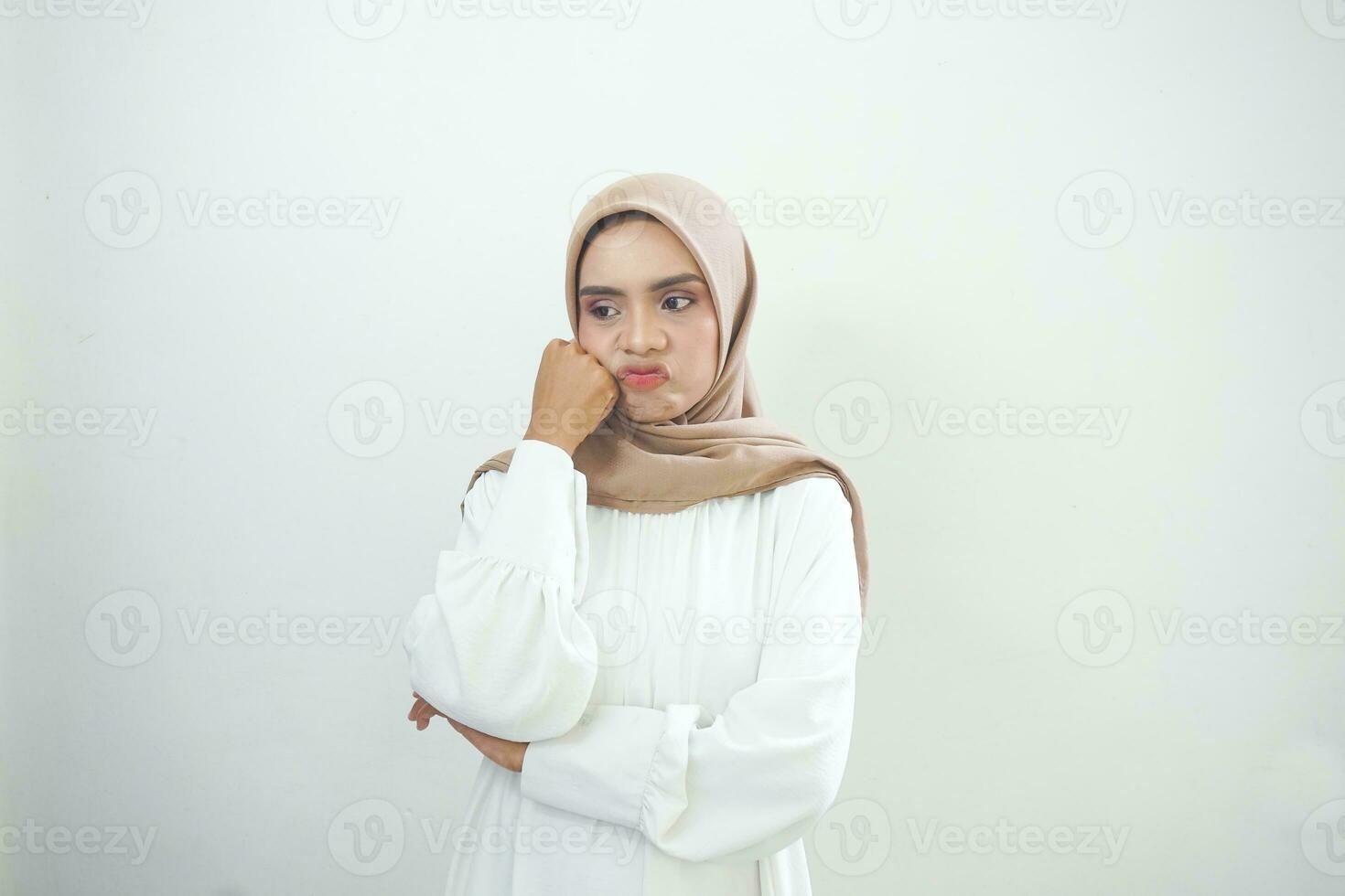 ritratto di triste giovane asiatico musulmano donna isolato bianca sfondo foto