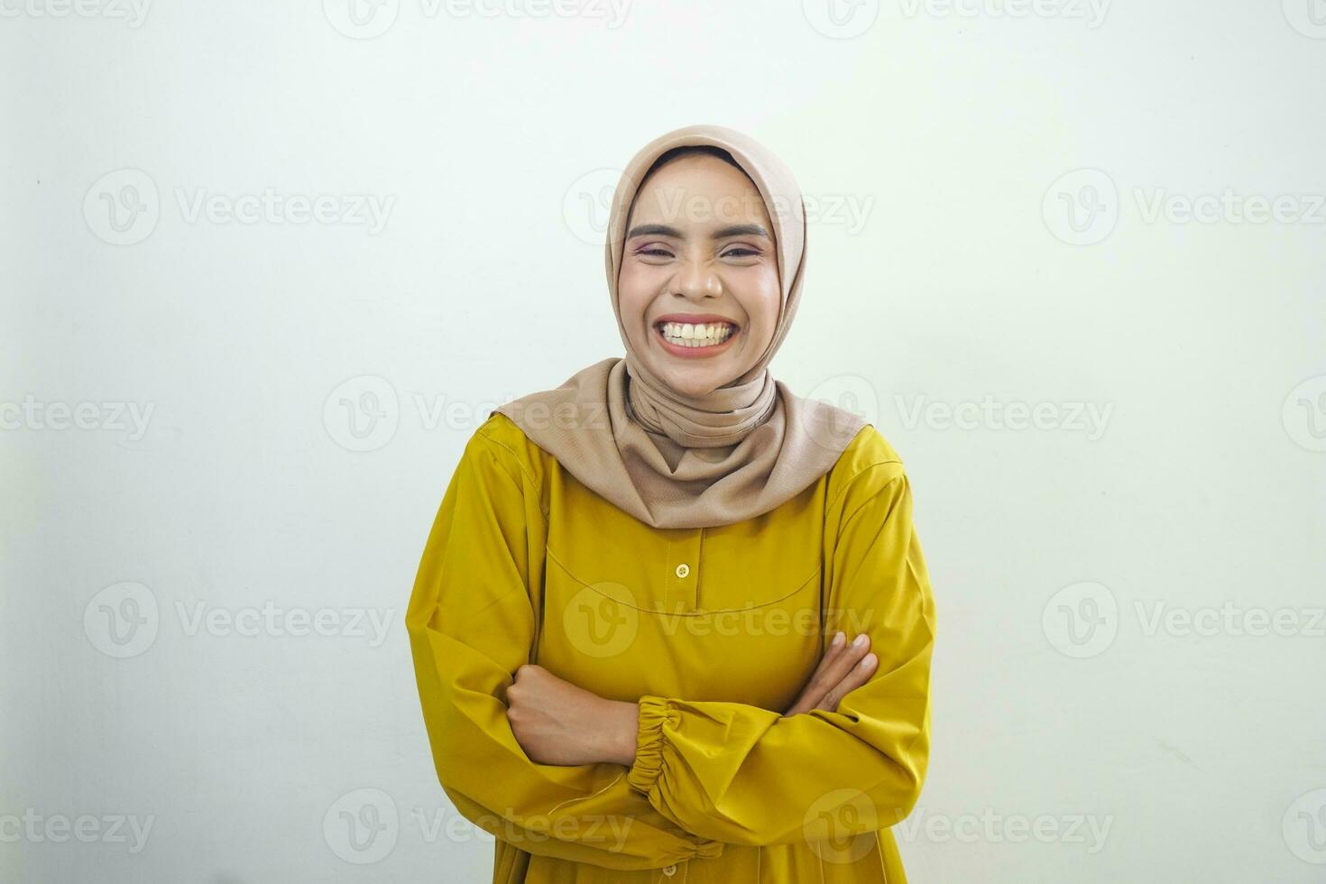ridendo giovane asiatico musulmano donna sensazione divertente chat isolato al di sopra di bianca sfondo foto