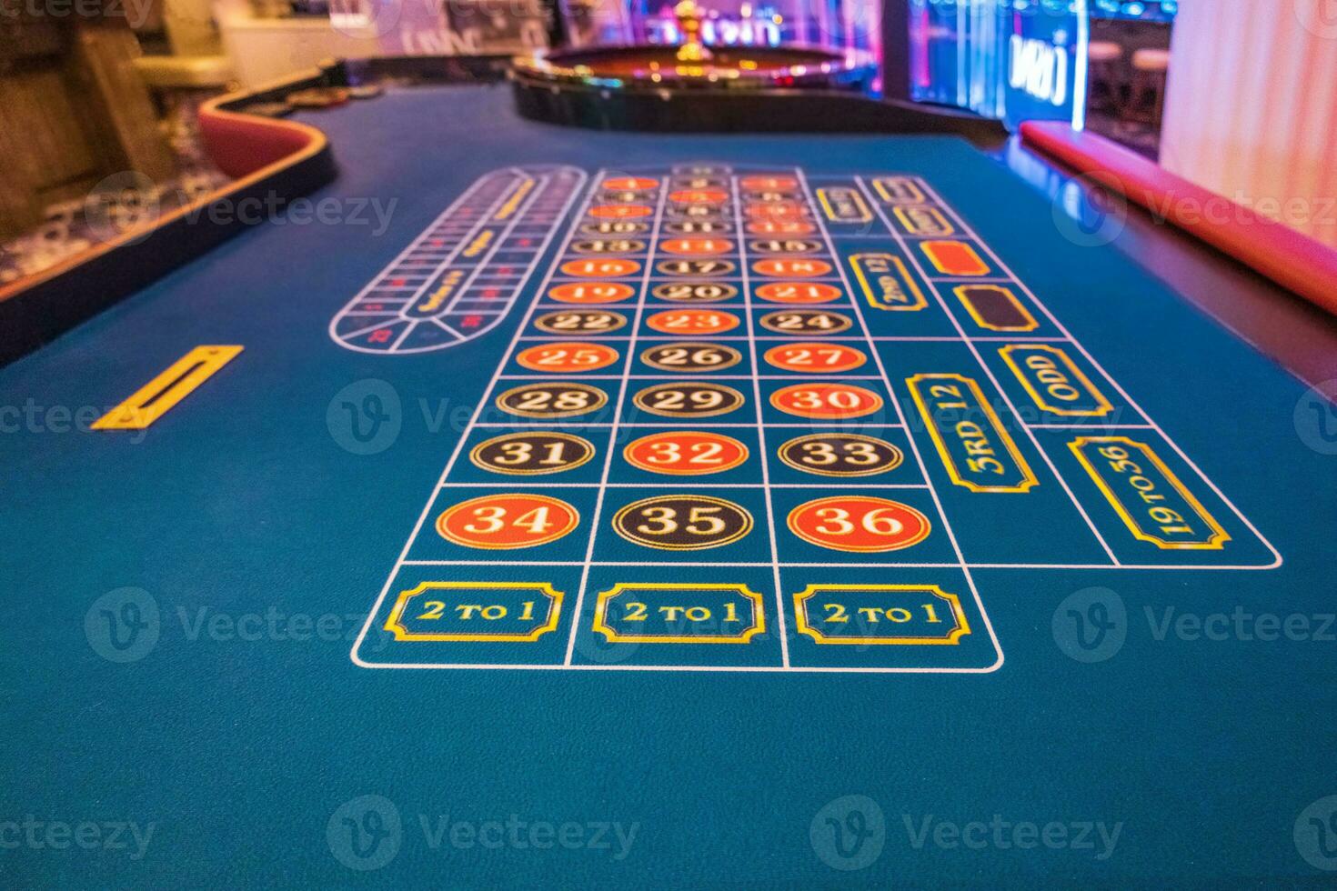 casinò gioco d'azzardo manganello e roulette tavolo in attesa per i giocatori d'azzardo e turista per trascorrere i soldi foto