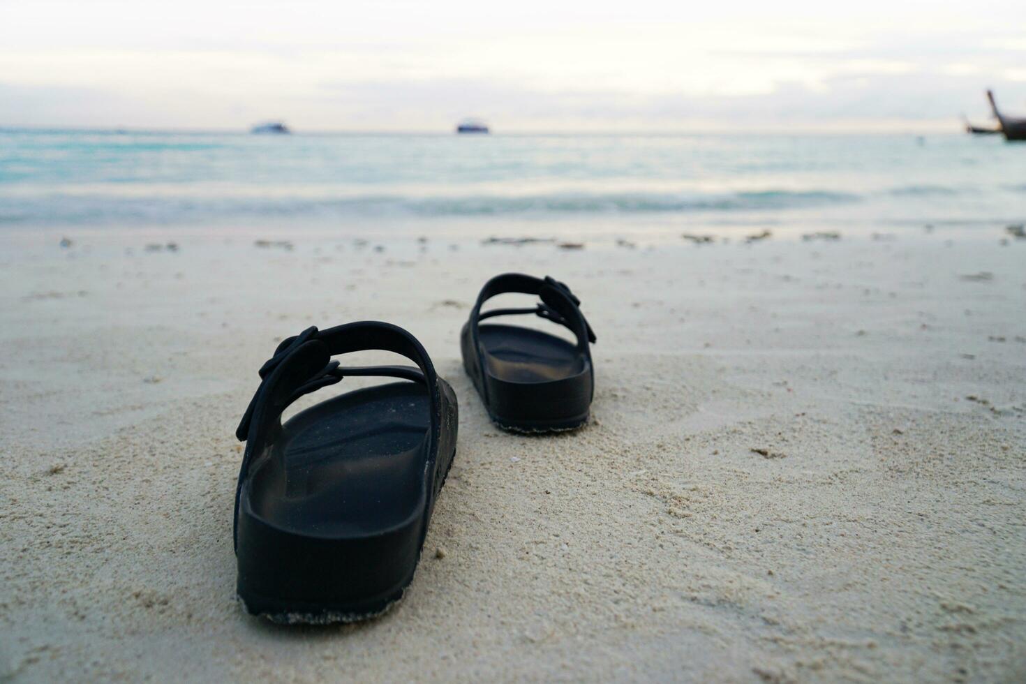 Da donna casuale scarpe su il spiaggia sera tempo con pesca Barche nel il sfondo foto