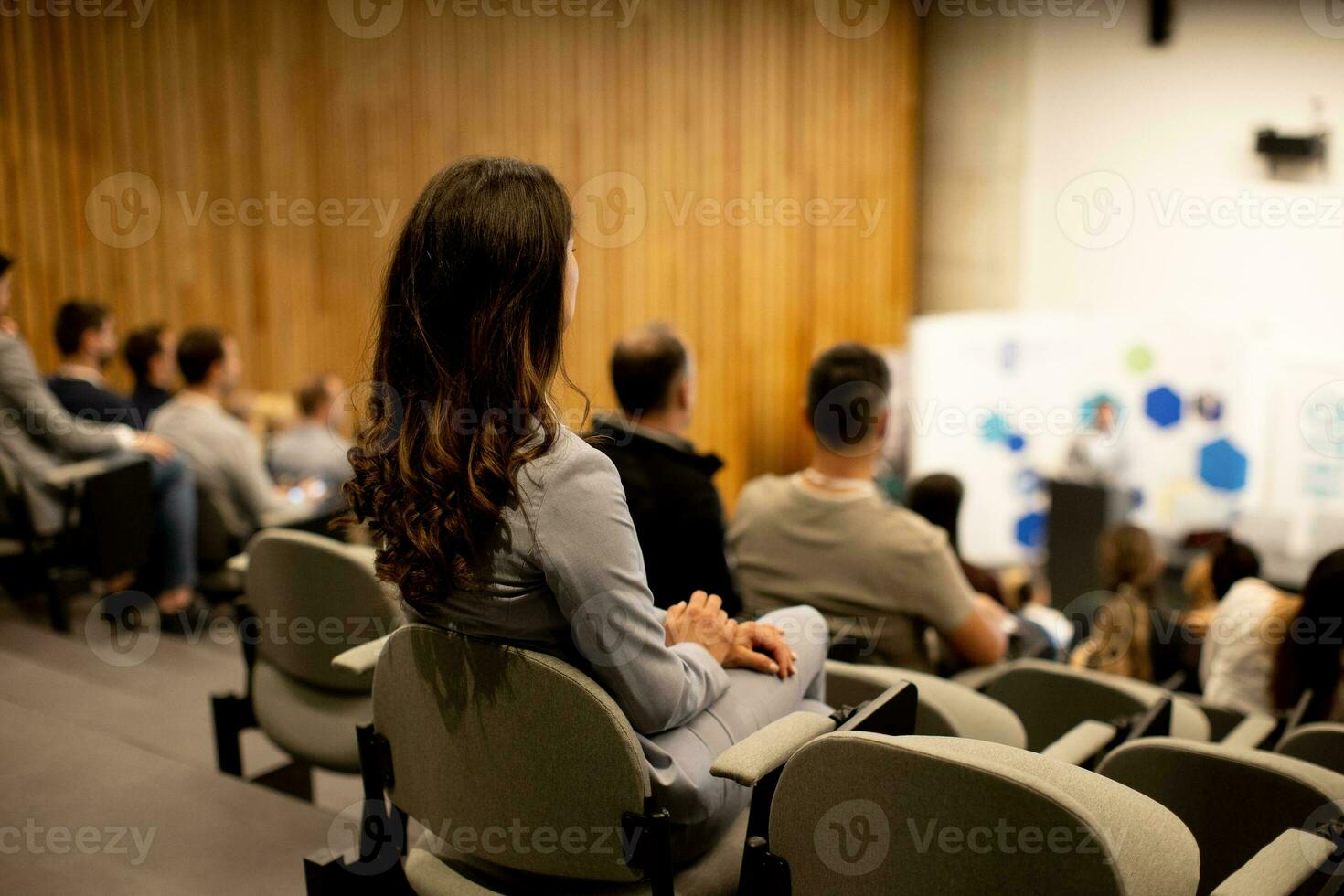 giovane donna seduta nel pubblico su conferenza o laboratorio foto