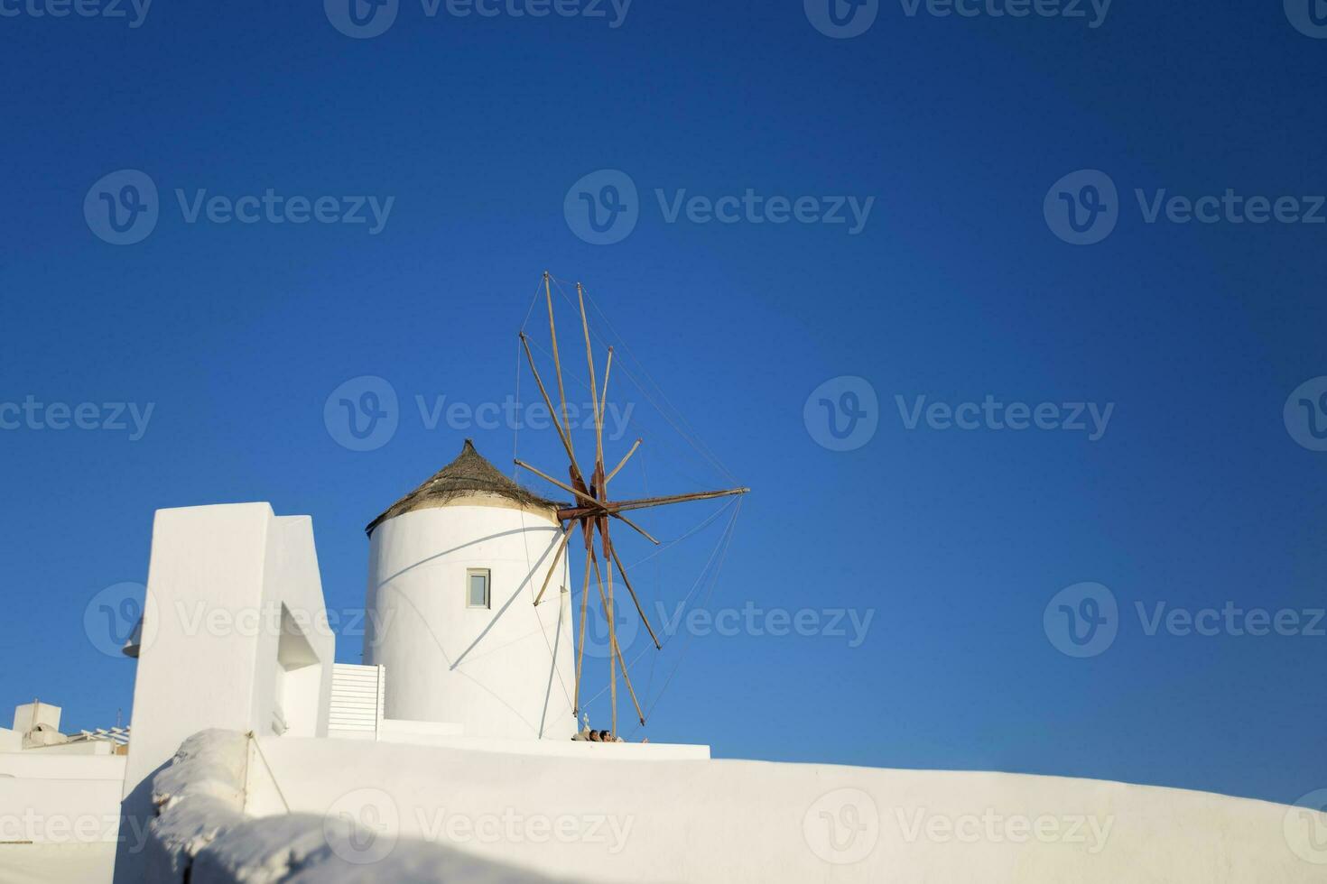 tradizionale mulino a vento nel Oia su santorini isola, Grecia foto