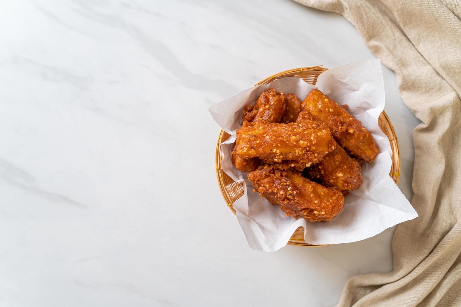 bastoncini di patate fritte a fette con sesamo - stile thai foto