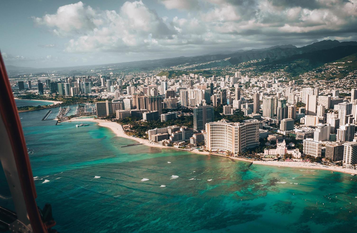 veduta aerea in elicottero di waikiki, honolulu, oahu, hawaii foto