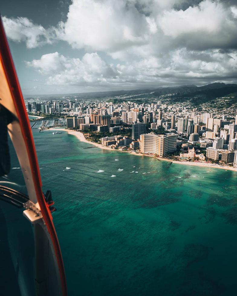 veduta aerea in elicottero di waikiki, honolulu, oahu, hawaii foto