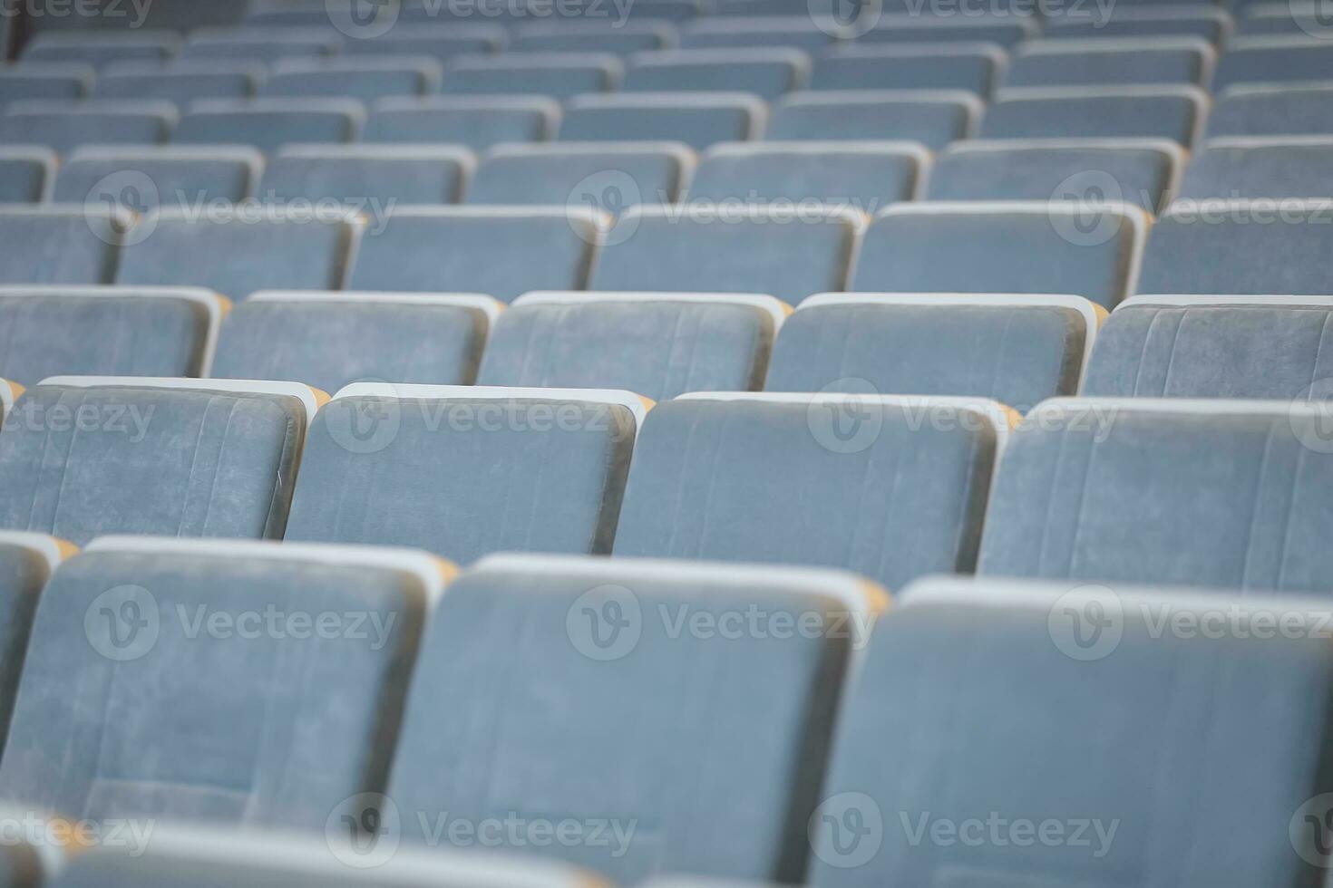un' riga di vuoto blu sedie nel il auditorium. foto