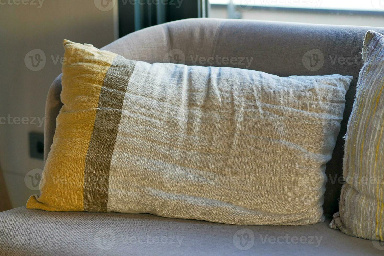 colorato cuscino su bianca letto foto