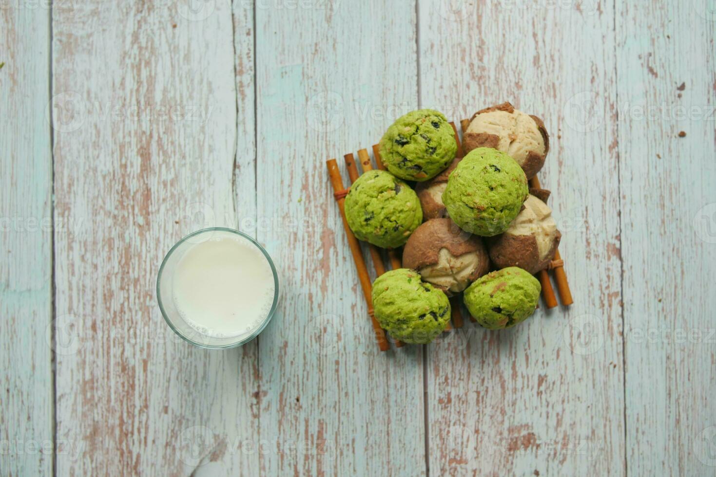 superiore Visualizza di dolce biscotti e bicchiere di latte su di legno tavolo foto