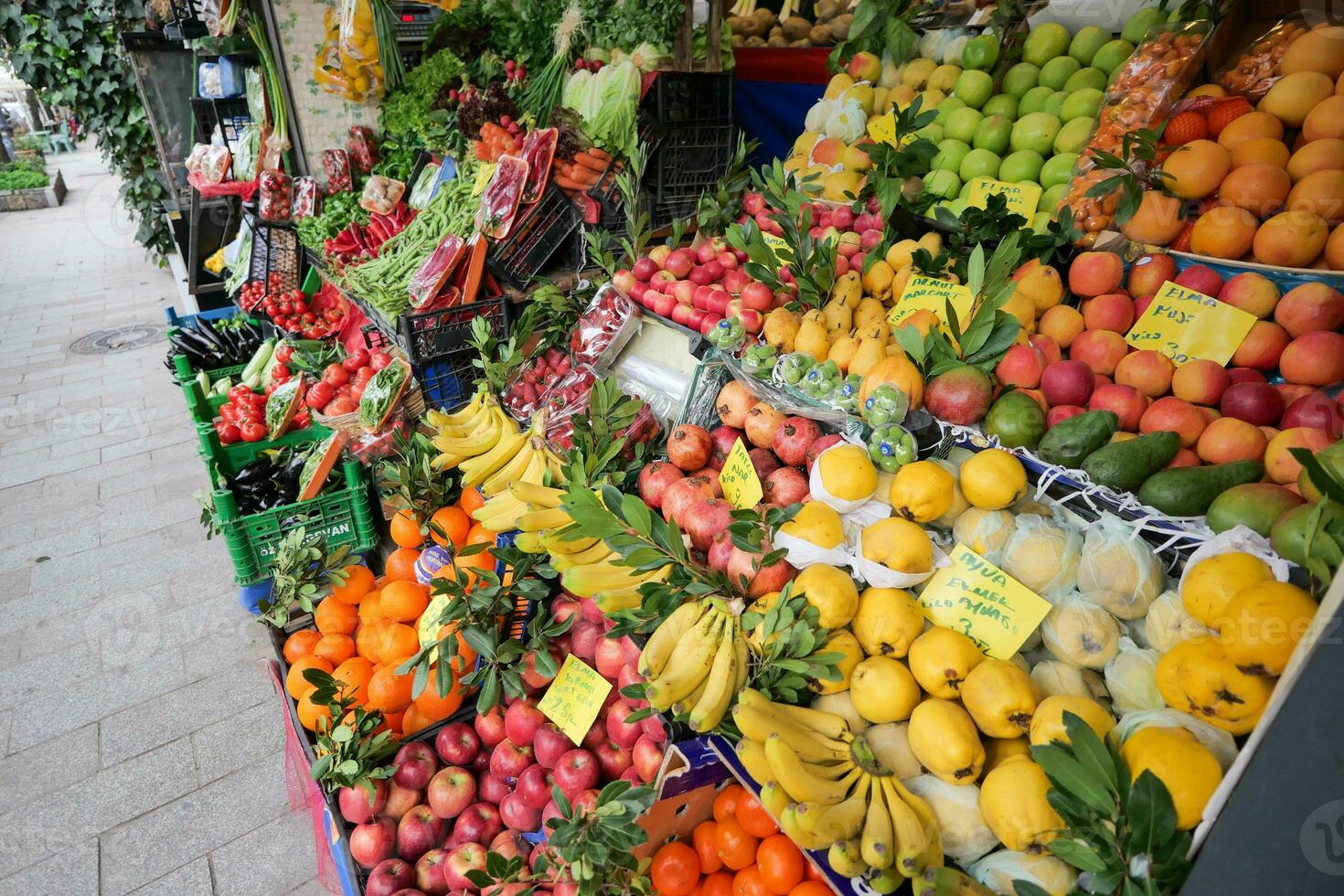 frutta stalla a Locale mercato nel Istanbul foto