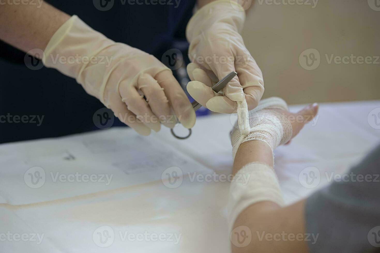 il medico cravatte il del paziente mano con un' medico bendare. foto