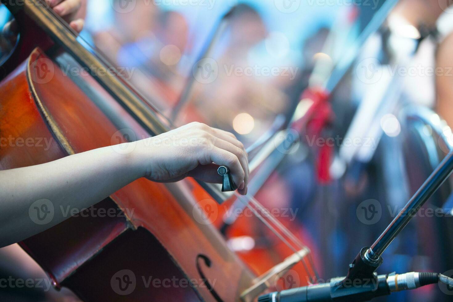il del musicista mano giochi il violoncello. musicale sinfonia o jazz concerto. foto