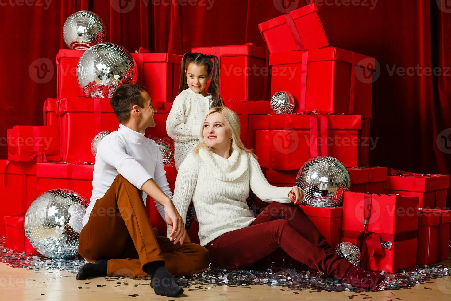 famiglia, Natale, natale, inverno, felicità e persone concetto - sorridente famiglia con molti regalo scatole foto