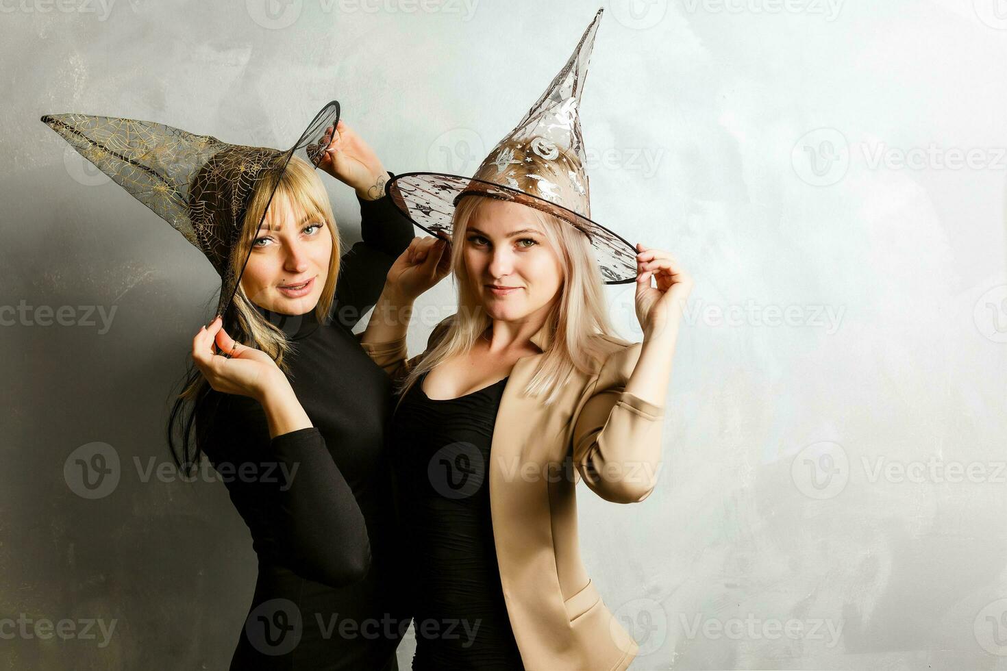 Due giovane bellissimo ragazze indossare strega nero vestito fabbricazione festa foto