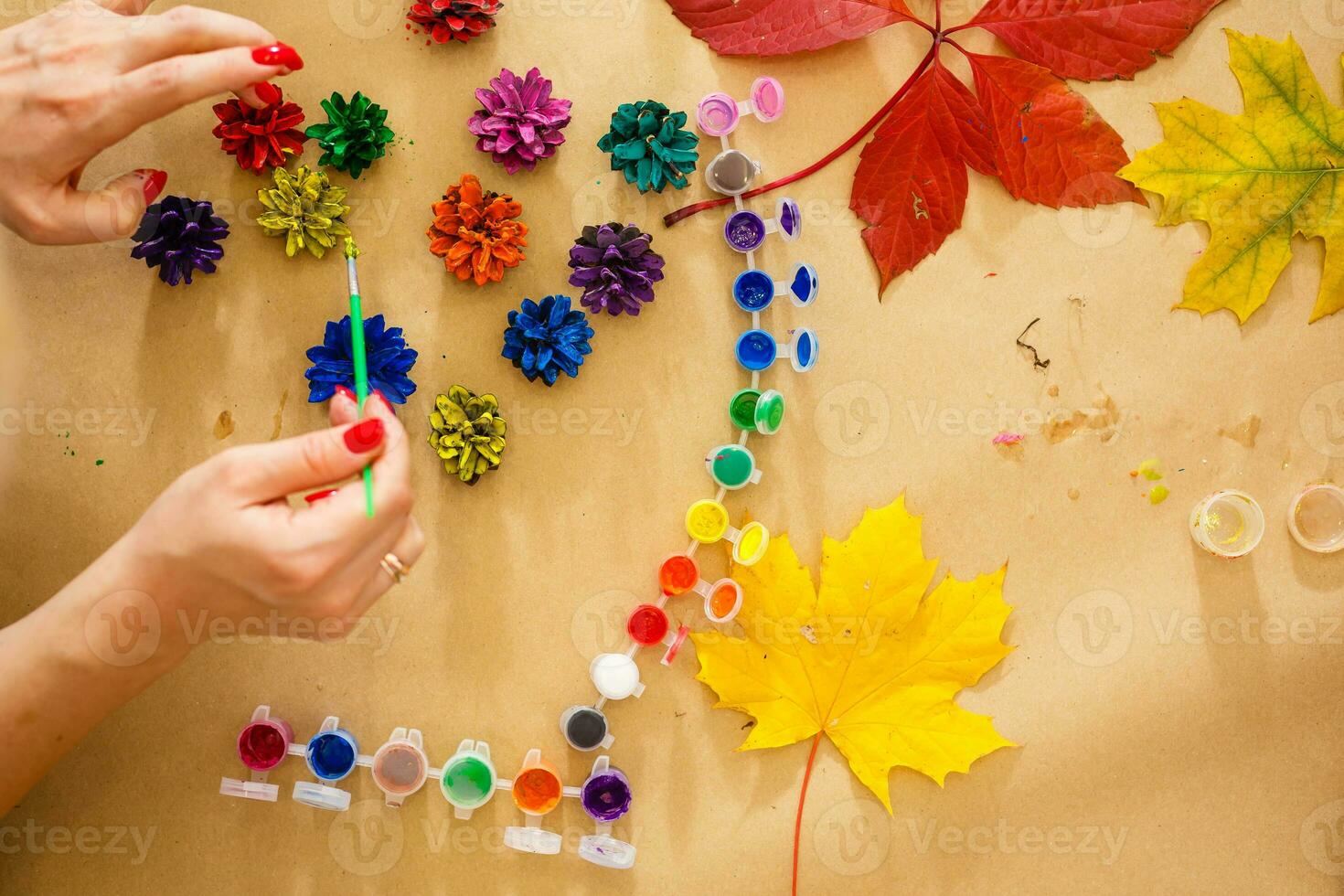 dipingere per colorazione le foglie e coni. autunno sfondo di creatività, ritorno per scuola. Salva il spazio indietro per scuola foto