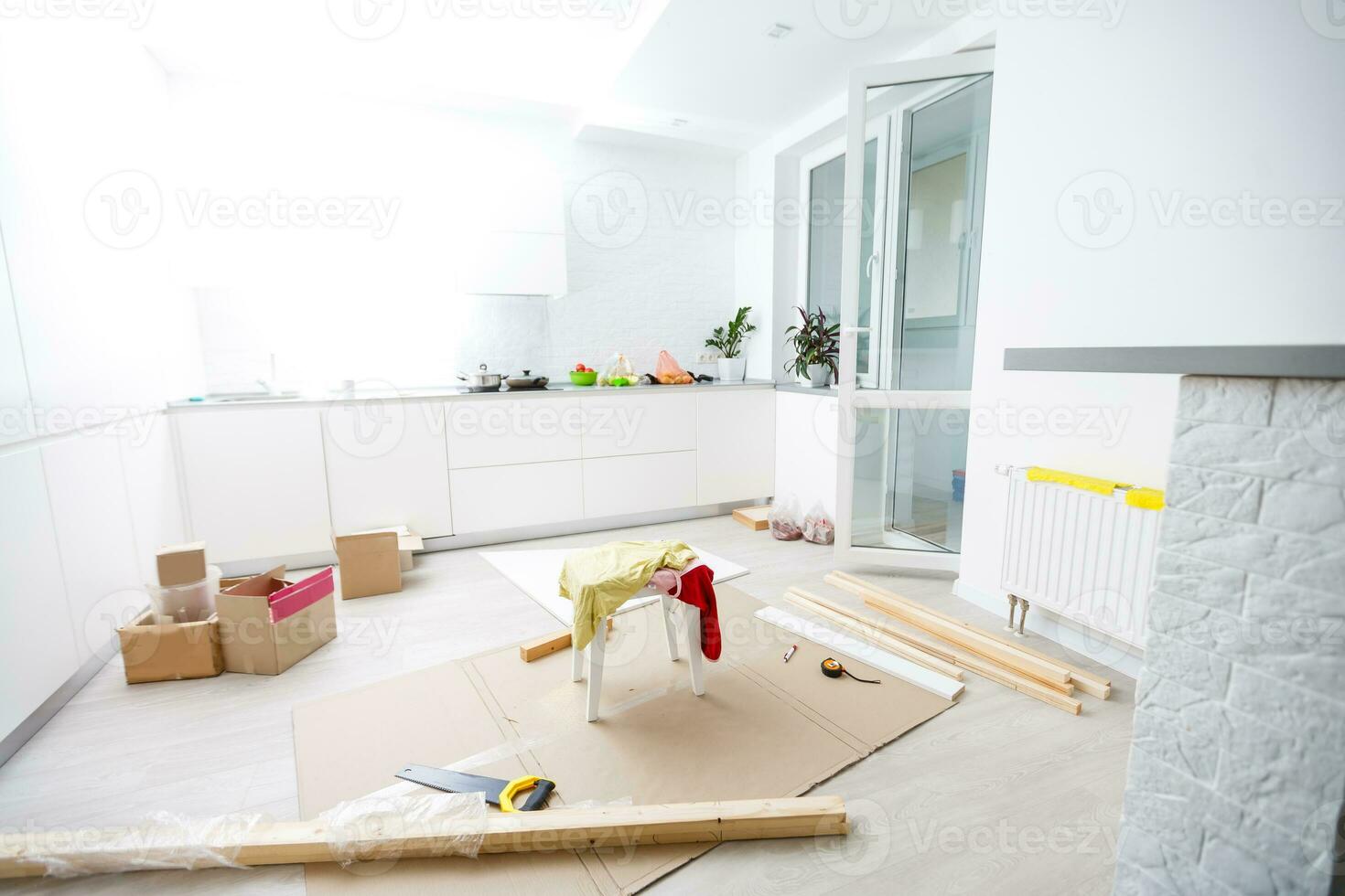 di legno scaffali posa su il giro tavolo e anziano uomo lavorazione mobilia a appartamento balcone. Casa miglioramento foto