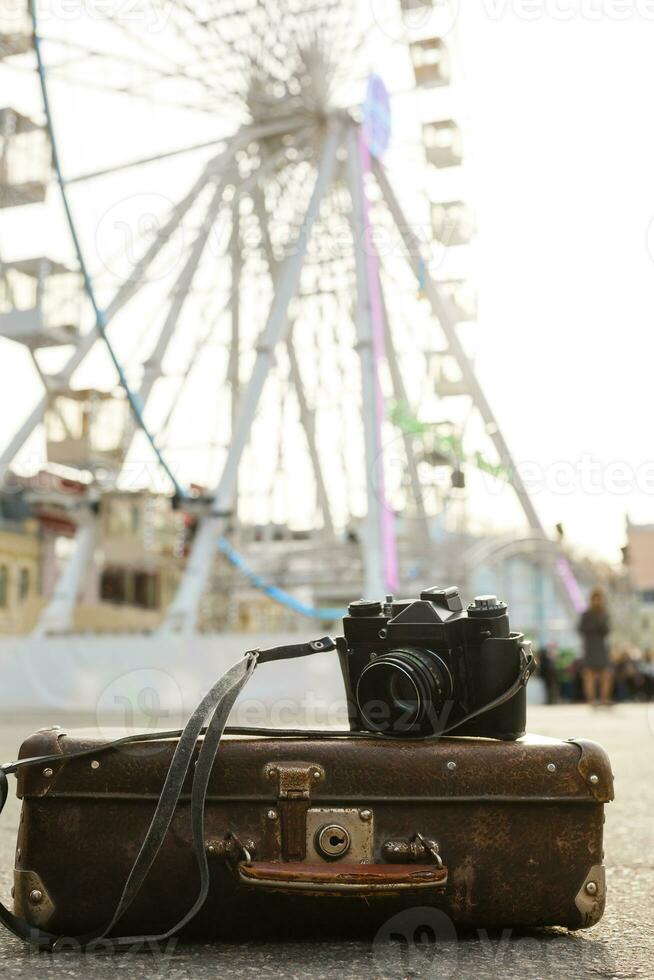 in viaggio nel un' grande città, Ferris ruota, viaggio valigia foto