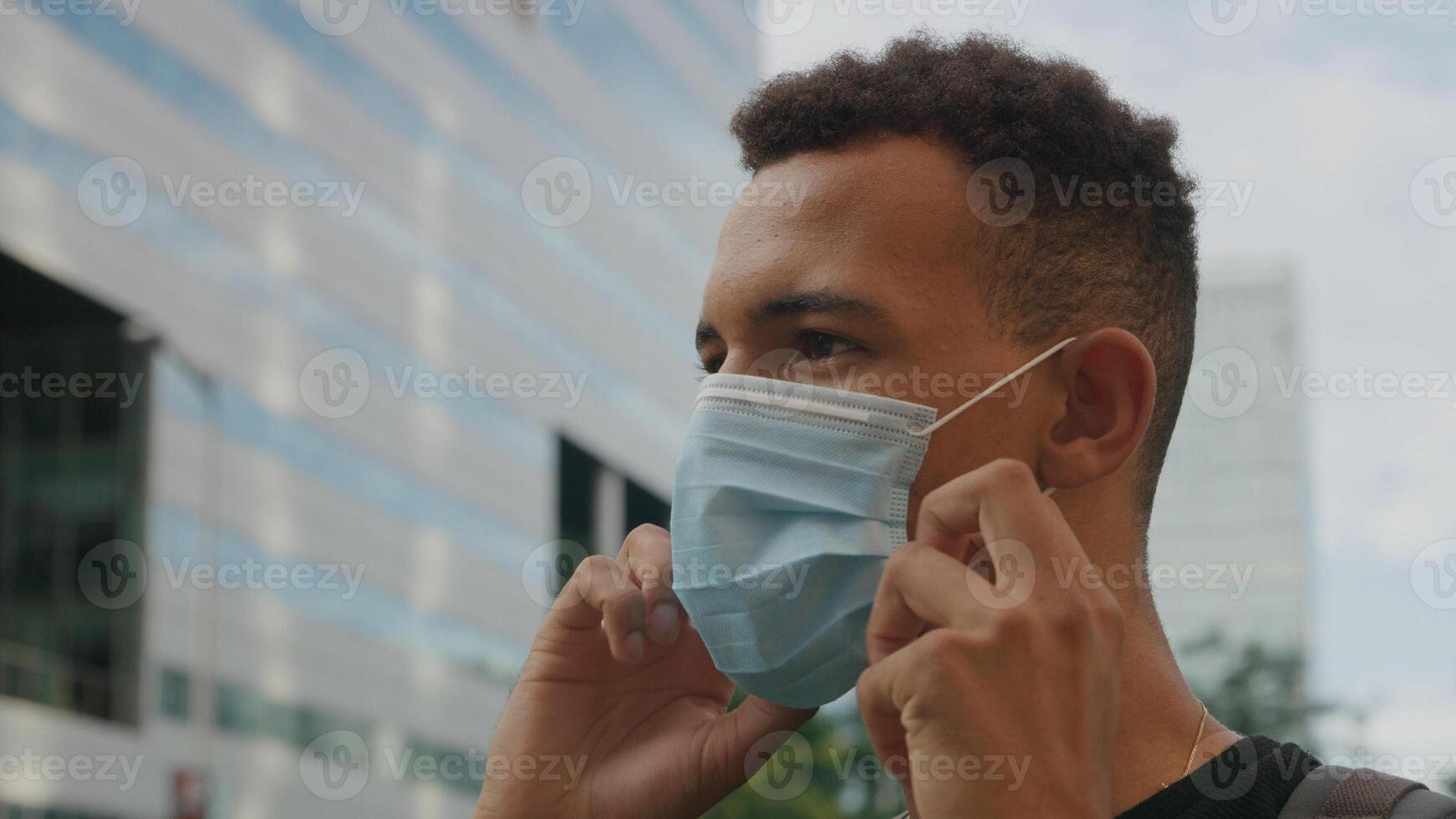 ritratto di giovane uomo che regola la maschera protettiva per il viso foto