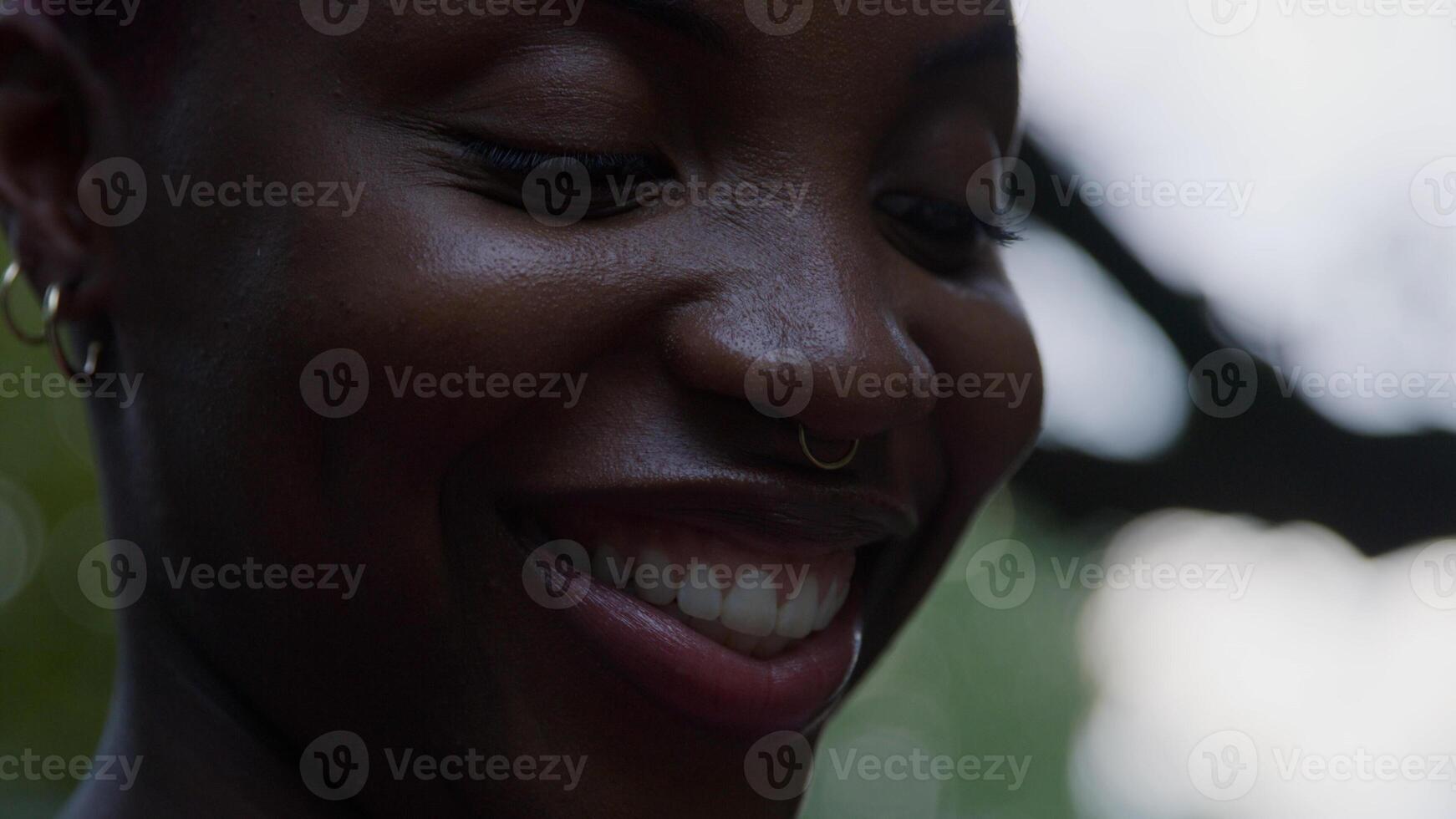 giovane donna sorridente e ridendo foto