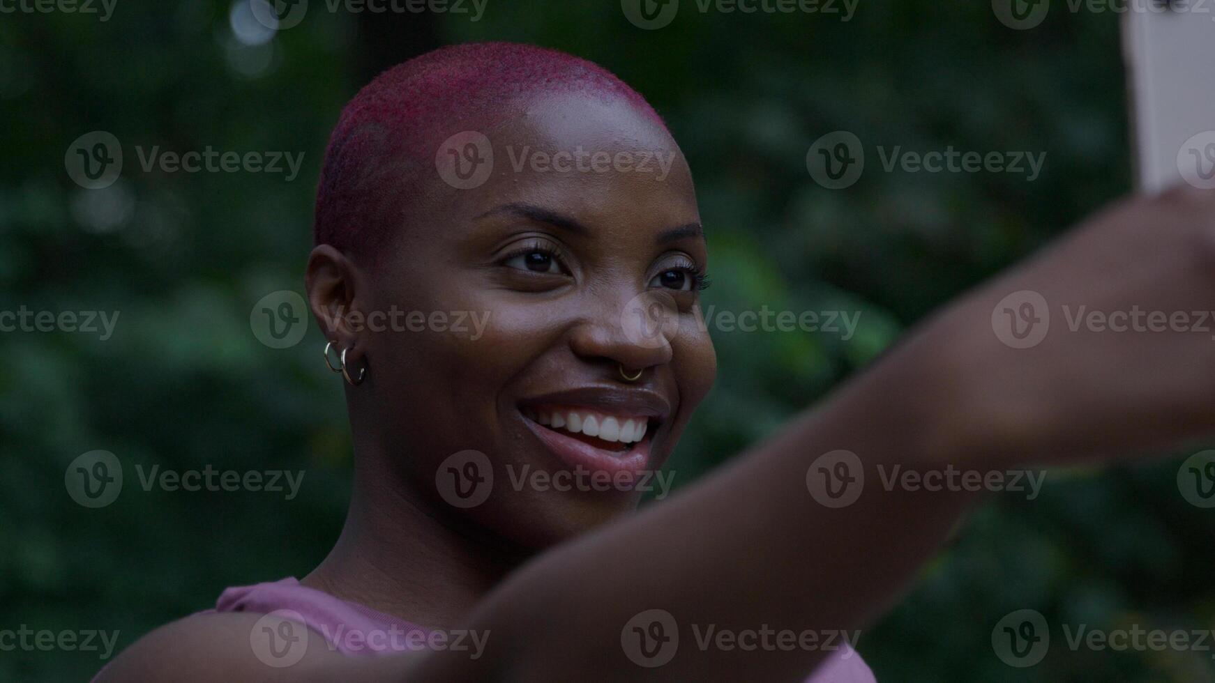 giovane donna che cattura selfie sullo smartphone foto
