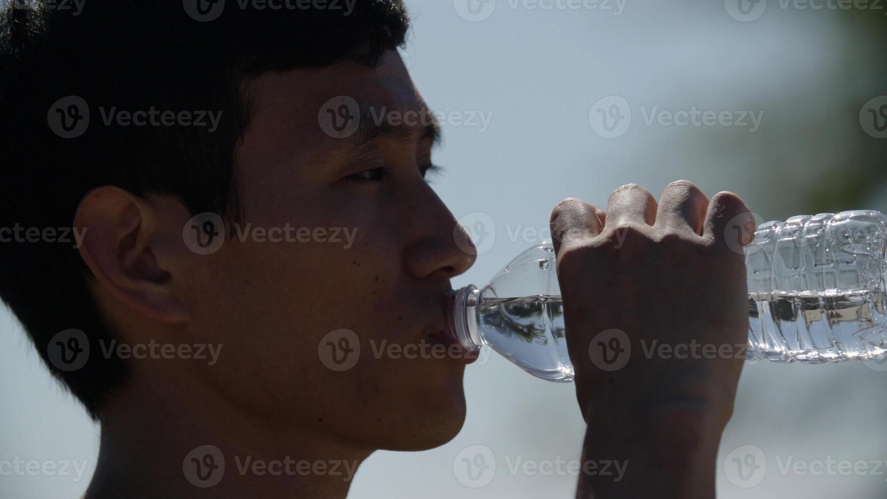 ritratto di metà uomo adulto che beve acqua dopo l'esercizio fisico foto