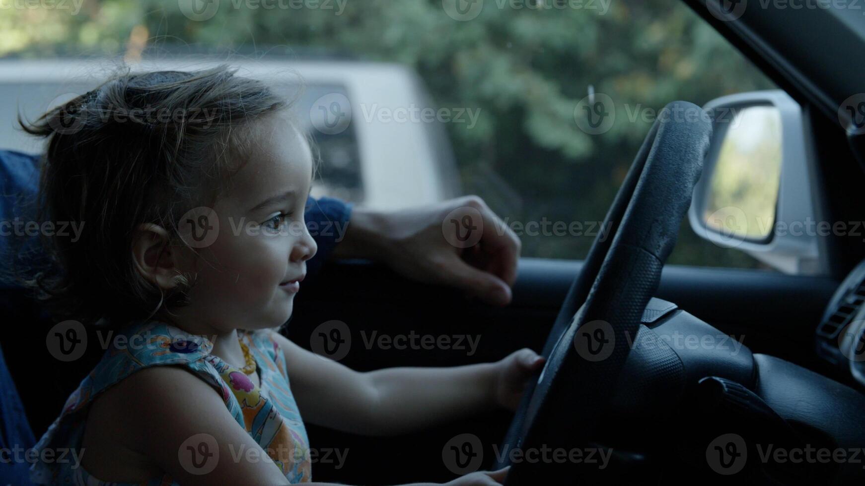 ritratto di ragazza che gioca con il volante foto