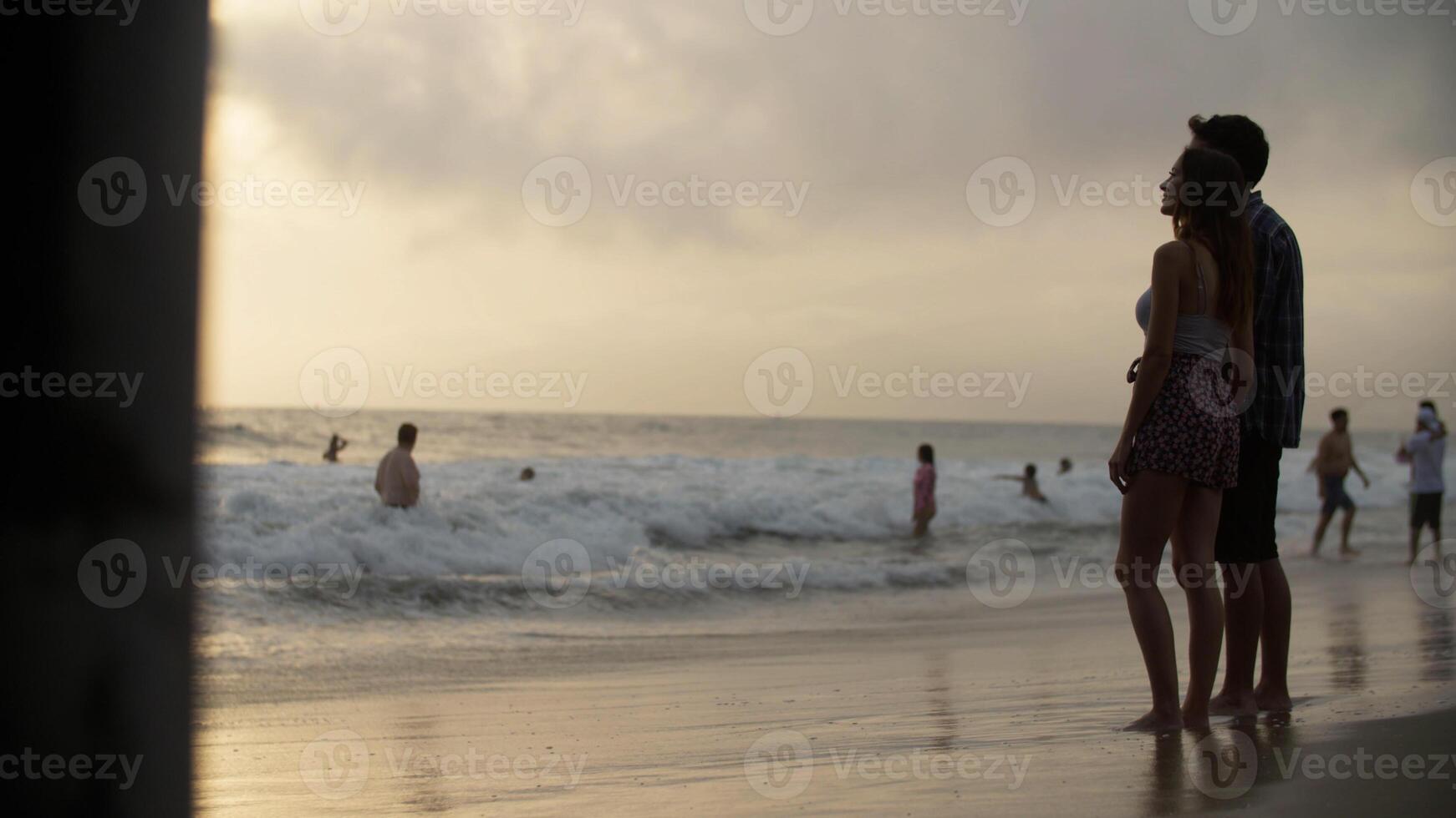 ritratto di giovane coppia sulla spiaggia foto