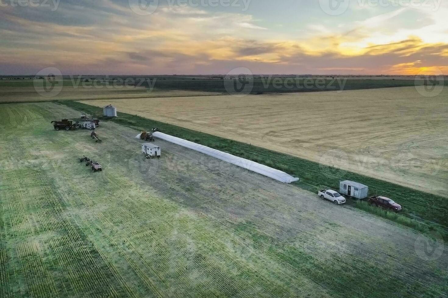 silo Borsa opera nel pampa campagna, grano Conservazione nel la pampa, argentina foto