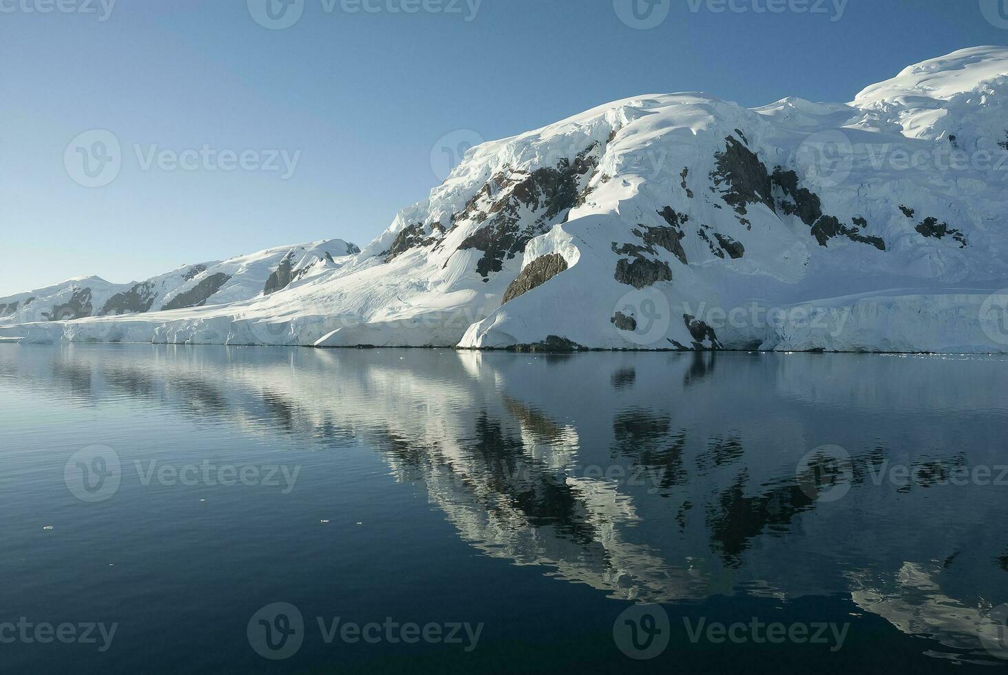 Paradiso baia ghiacciai e montagne, antartico penisola, antartico.. foto