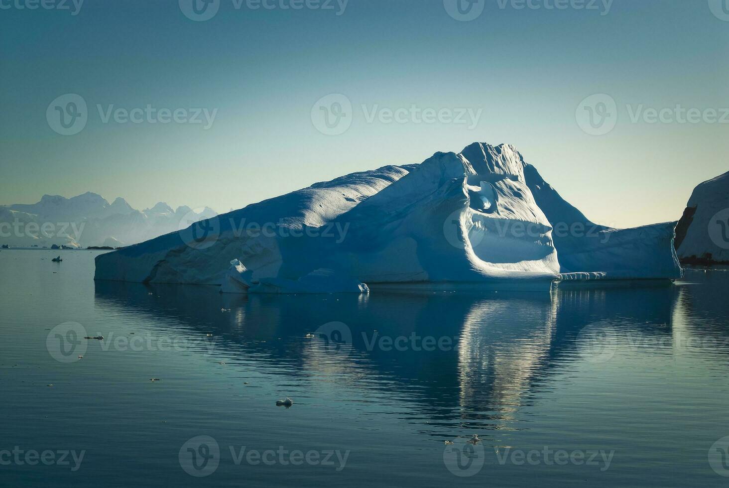 Paradiso baia iceberg e montagne, antartico penisola, antartico.. foto