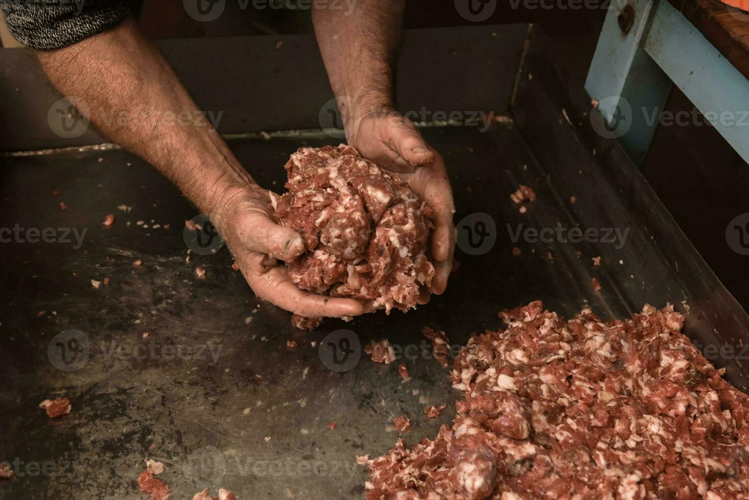 mani cottura, tritato carne, salsiccia tradizionale preparazione, pampa, argentina foto