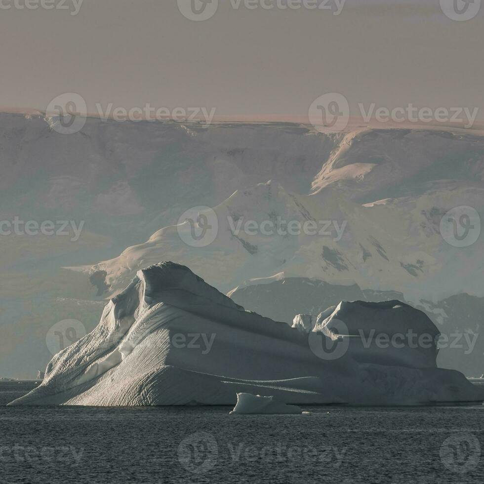 tempano galleggiante nel il antartico mare, vicino il antartico penisola. foto